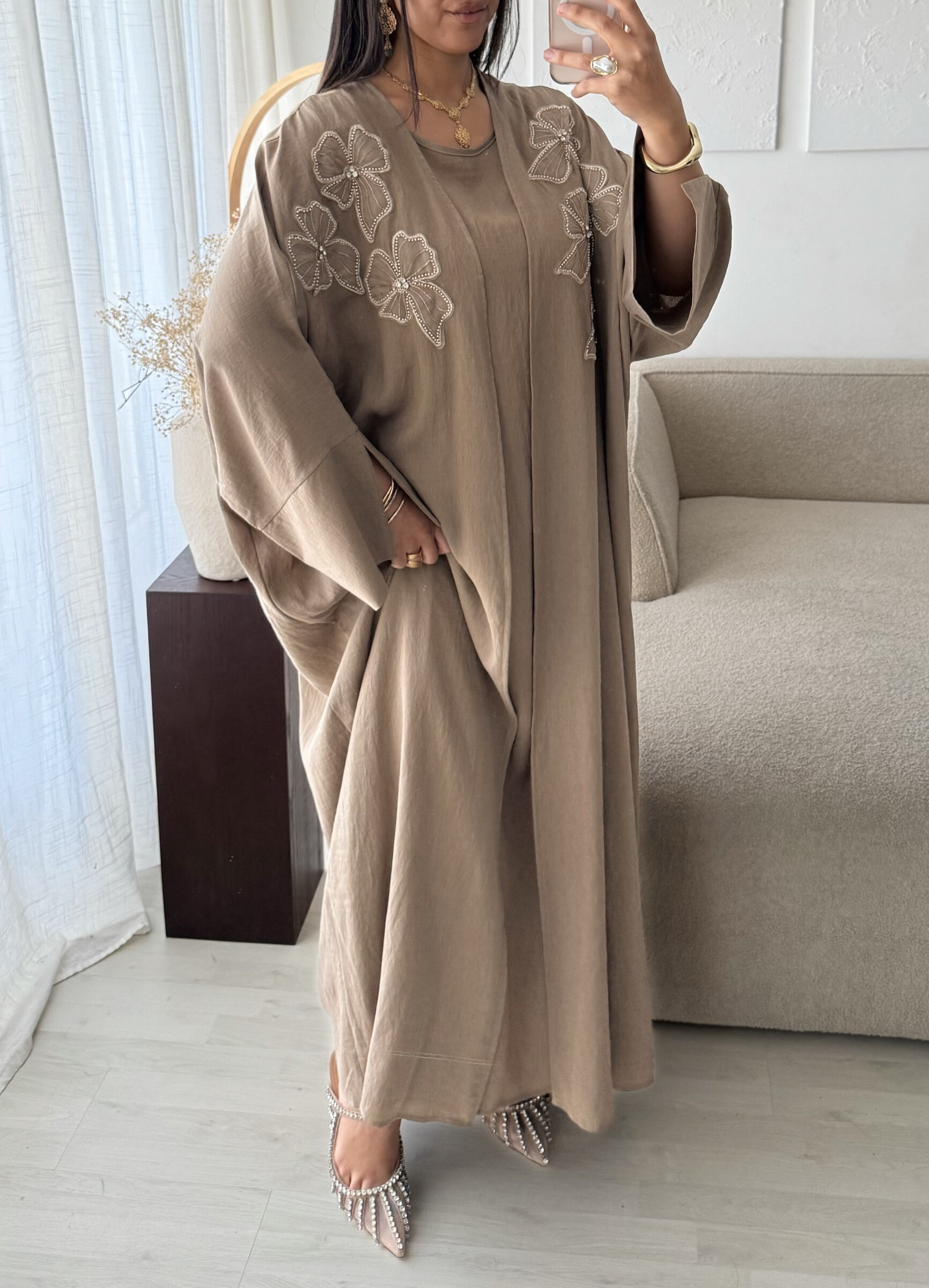 Grossiste White Icy - Ensemble Abaya broderie fleur 2 pièces, la mannequin mesure 1M68 pour 68 kilos et porte la plus petite taille