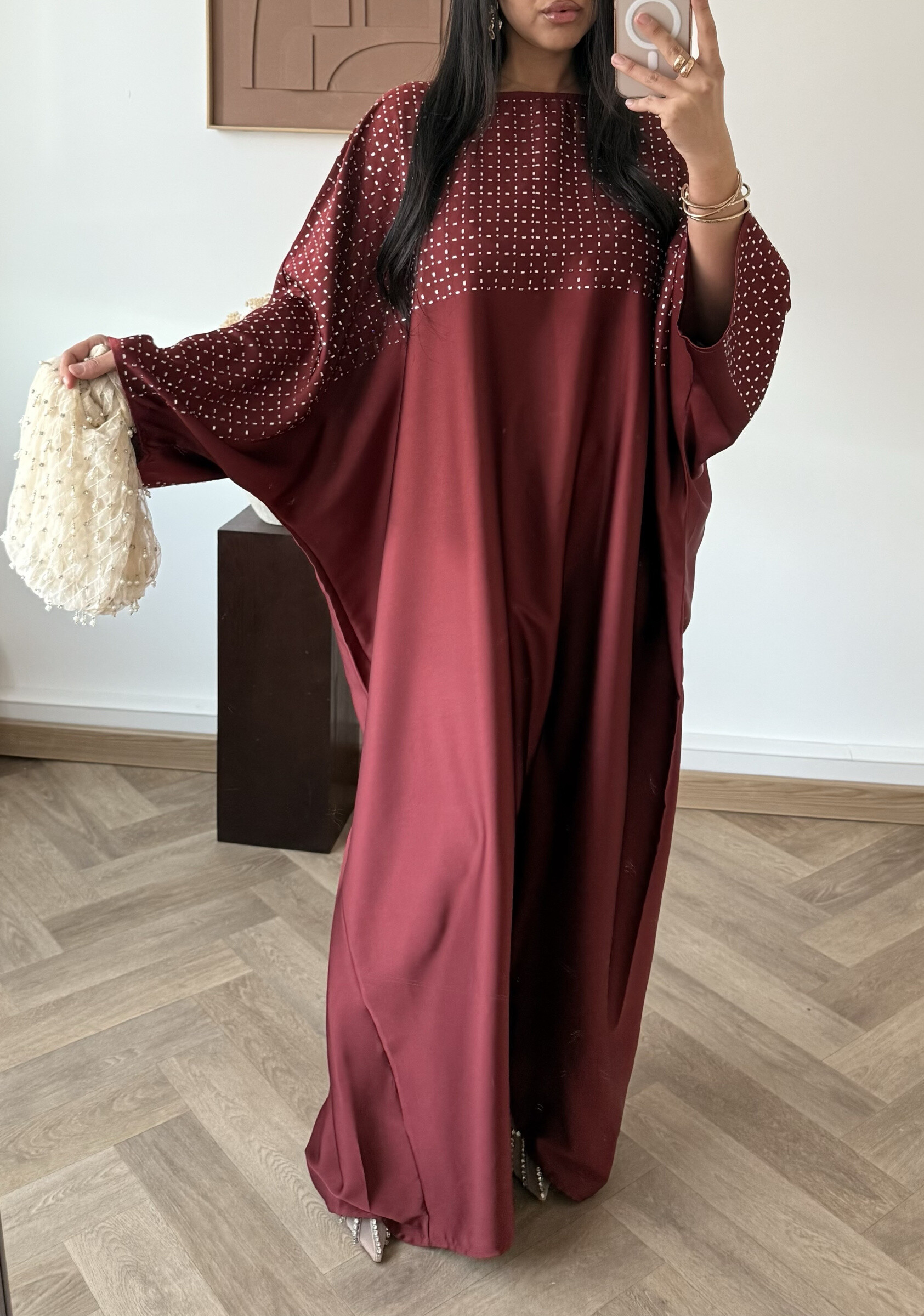Grossiste White Icy - Abaya strass, la mannequin mesure 1M68 pour 68 kilos et porte la plus petite taille