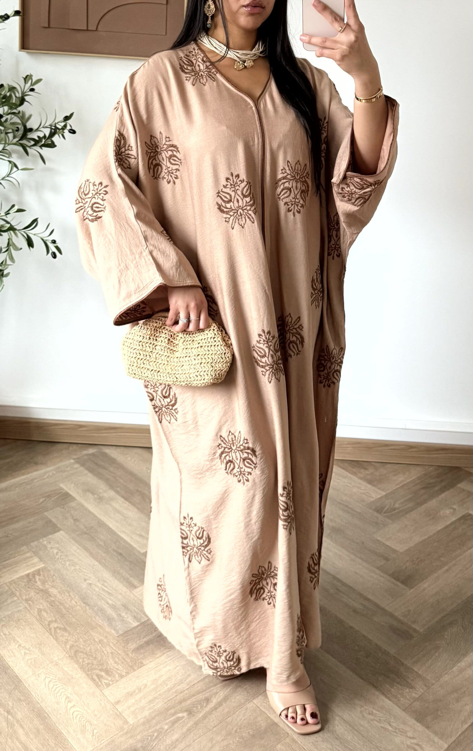 Grossiste White Icy - Robe abaya broderie orientale, la mannequin mesure 1M68 pour 68 kilos et porte la plus petite taille