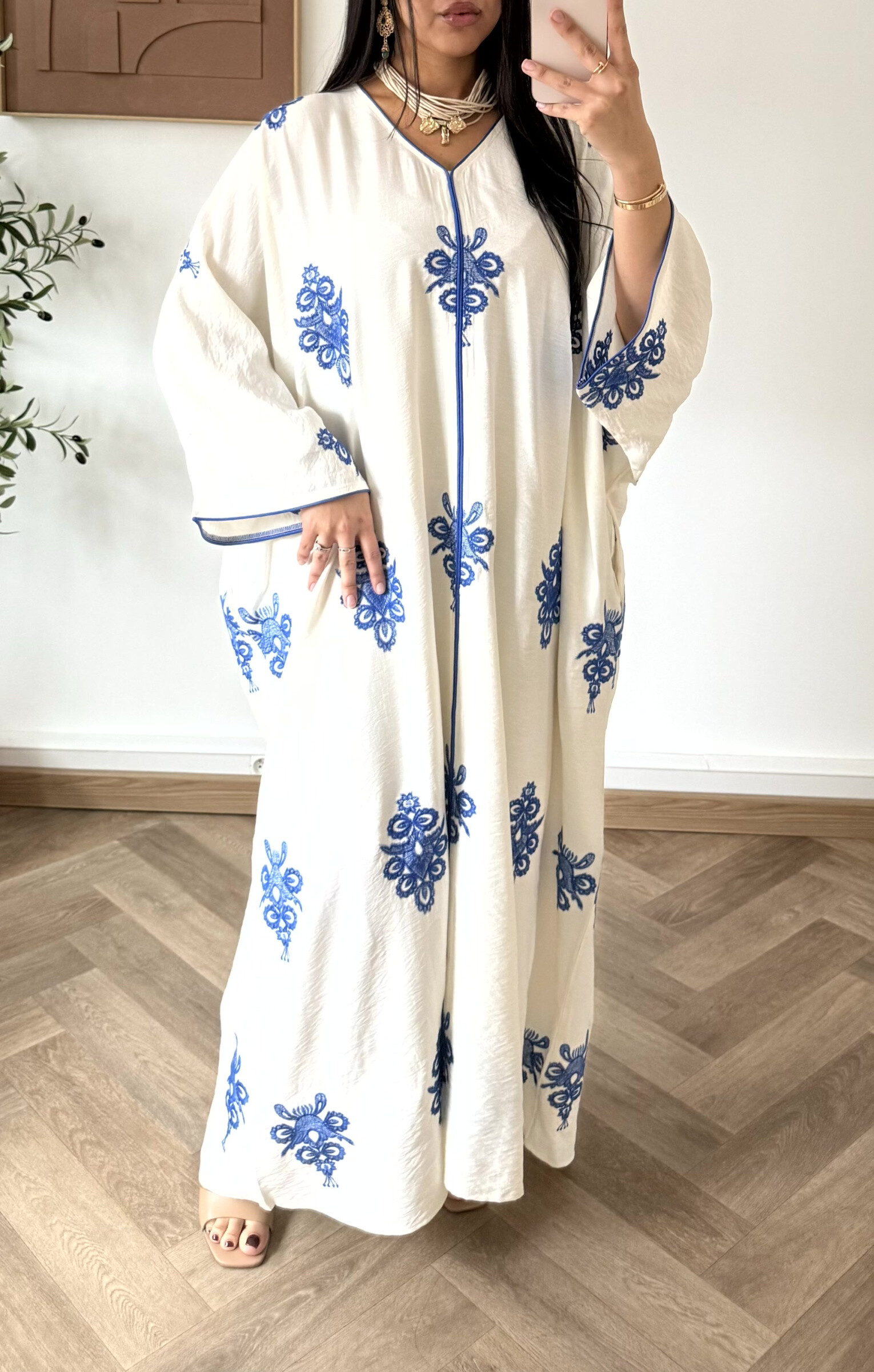 Grossiste White Icy - Robe abaya broderie orientale, la mannequin mesure 1M68 pour 68 kilos et porte la plus petite taille