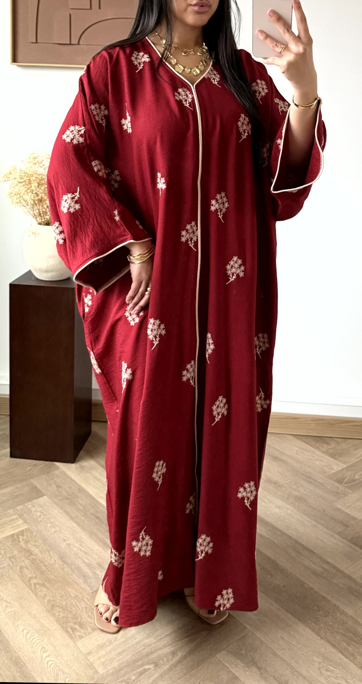 Grossiste White Icy - Robe abaya broderie orientale, la mannequin mesure 1M68 pour 68 kilos et porte la plus petite taille