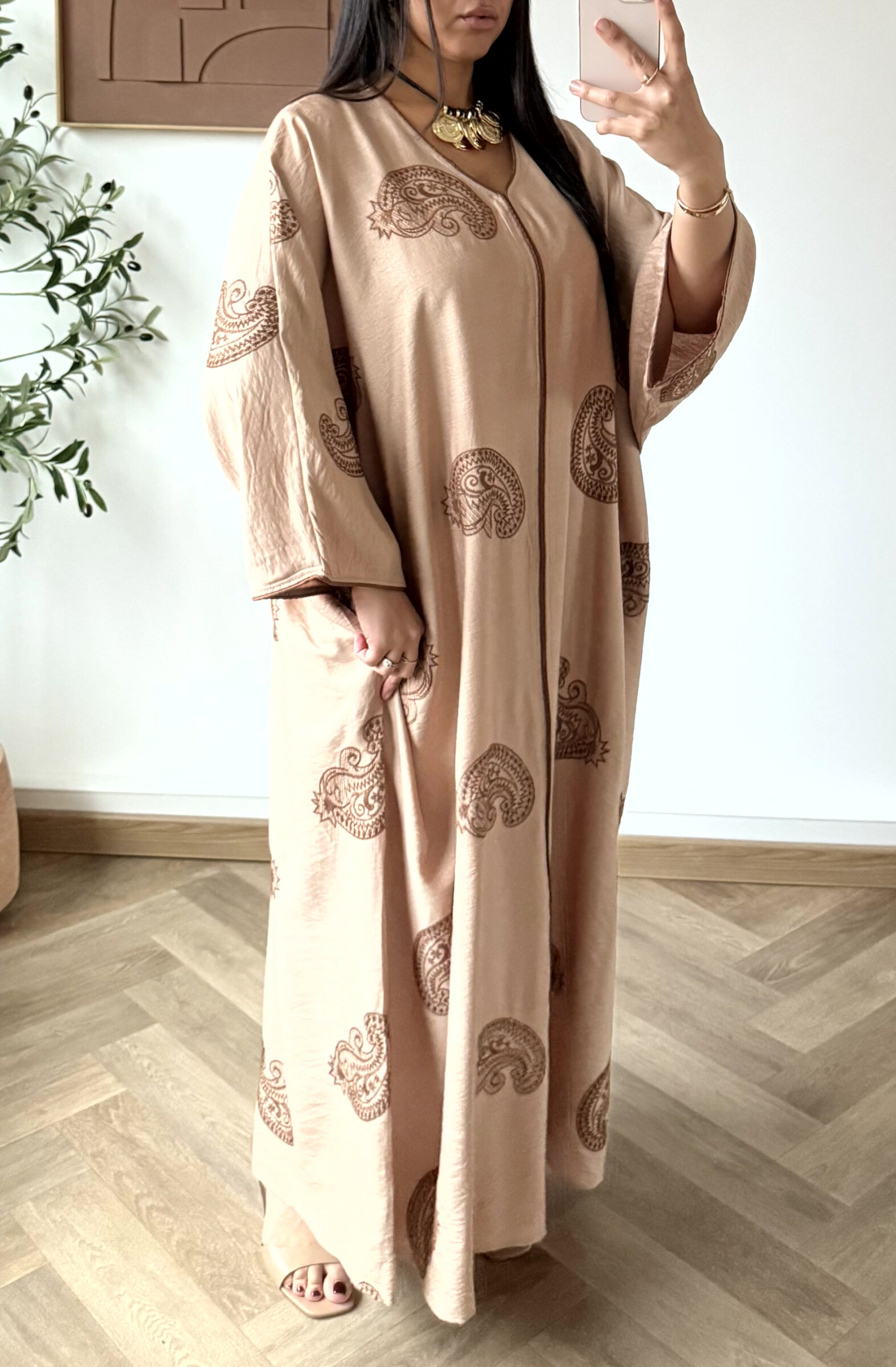 Grossiste White Icy - Robe abaya broderie orientale, la mannequin mesure 1M68 pour 68 kilos et porte la plus petite taille