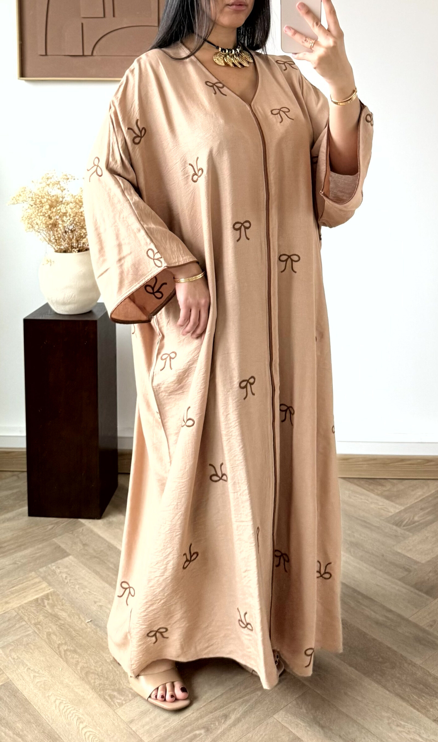 Grossiste White Icy - Robe abaya broderie orientale, la mannequin mesure 1M68 pour 68 kilos et porte la plus petite taille