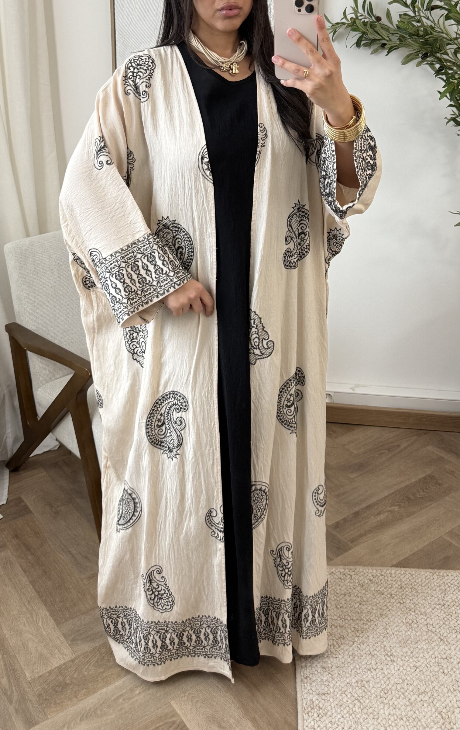 Grossiste White Icy - Ensemble 2 pièces broderie orientale, la mannequin mesure 1M68 pour 68 kilos et porte la plus petite taille
