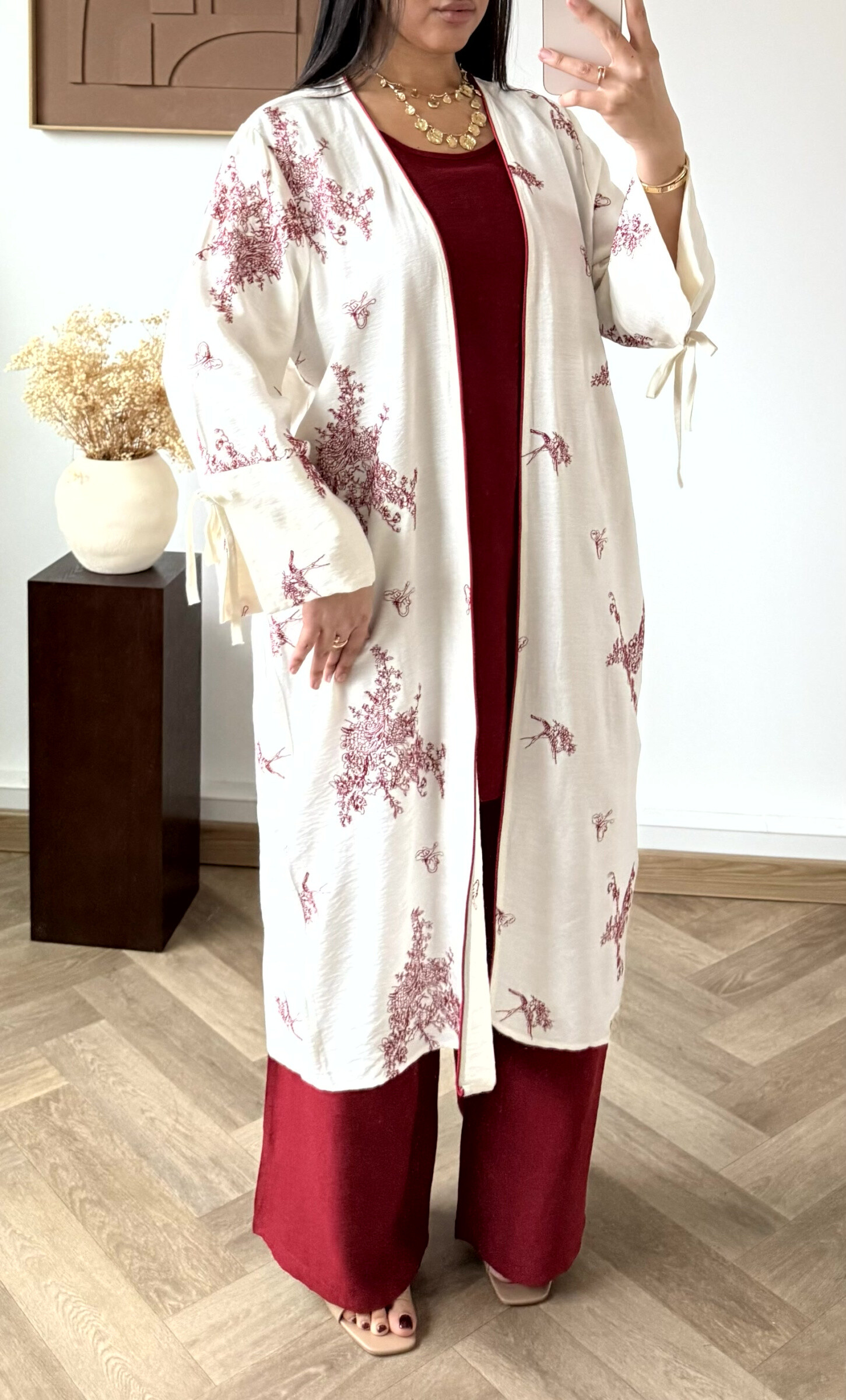 Grossiste White Icy - Ensemble gilet trois pièces, la mannequin mesure 1M68 pour 68 kilos et porte la plus petite taille