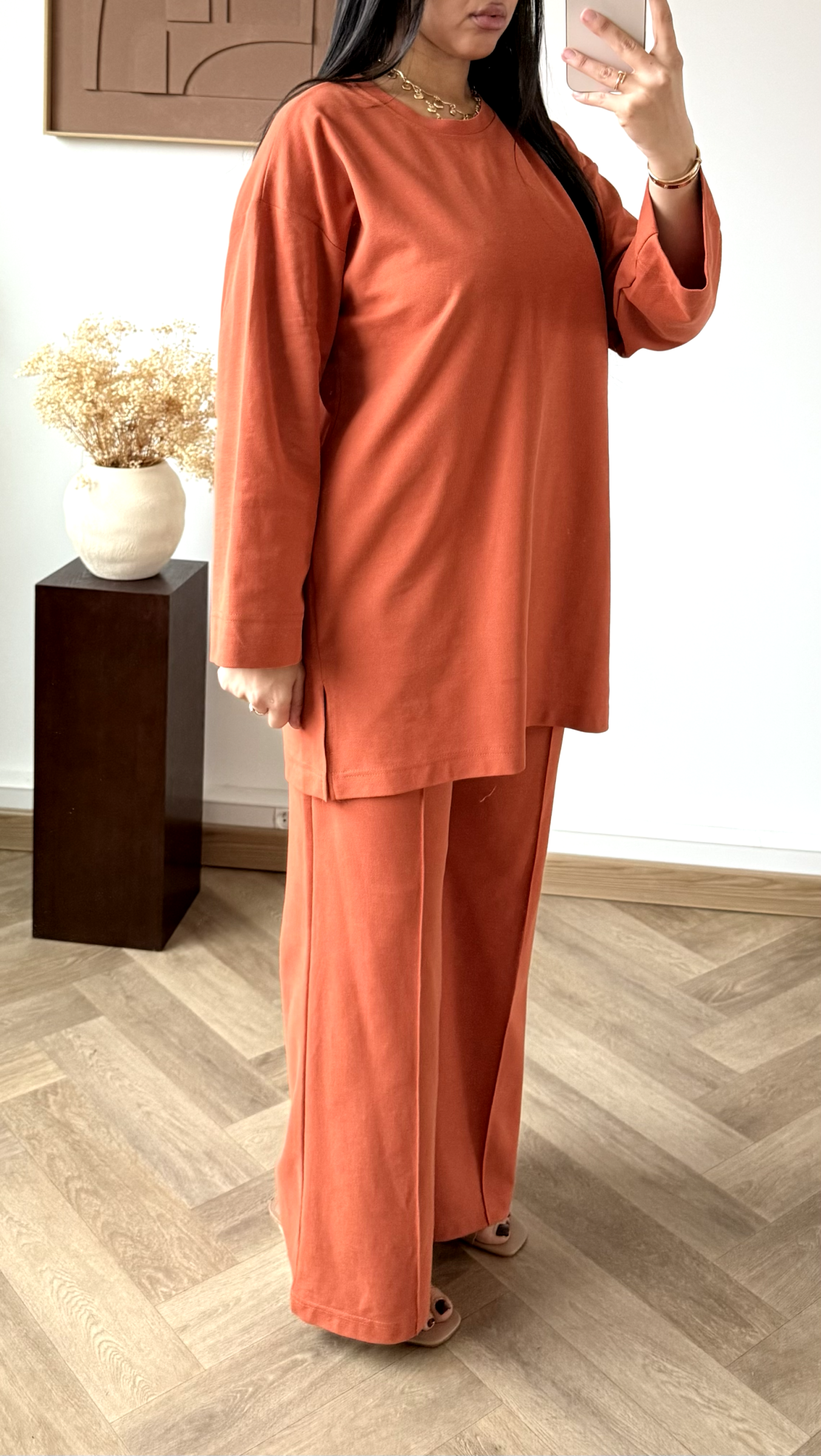 Grossiste White Icy - Ensemble cozy, la mannequin mesure 1M68 pour 68 kilos et porte la plus petite taille
