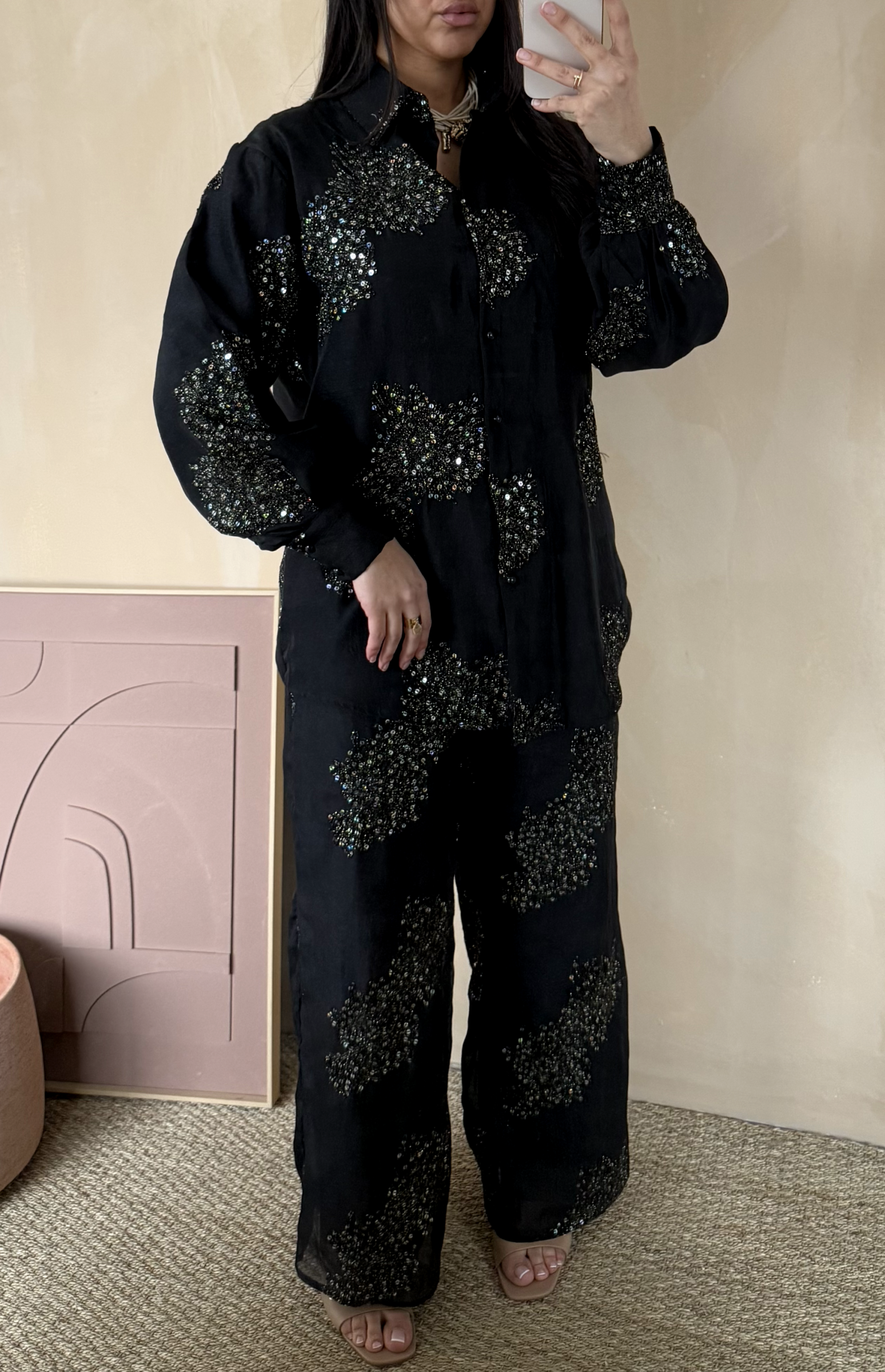 Grossiste White Icy - Ensemble à broderie sequins, la mannequin mesure 1M68 pour 68 kilos et porte la plus petite taille