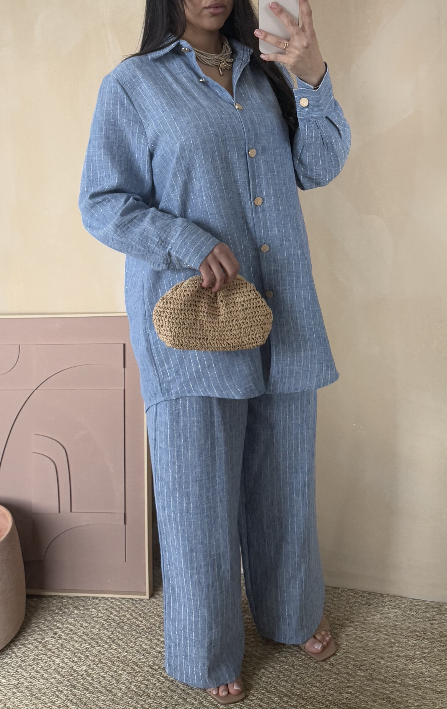 Grossiste White Icy - Ensemble rayure bouton doré, la mannequin mesure 1M68 pour 68 kilos et porte la plus petite taille