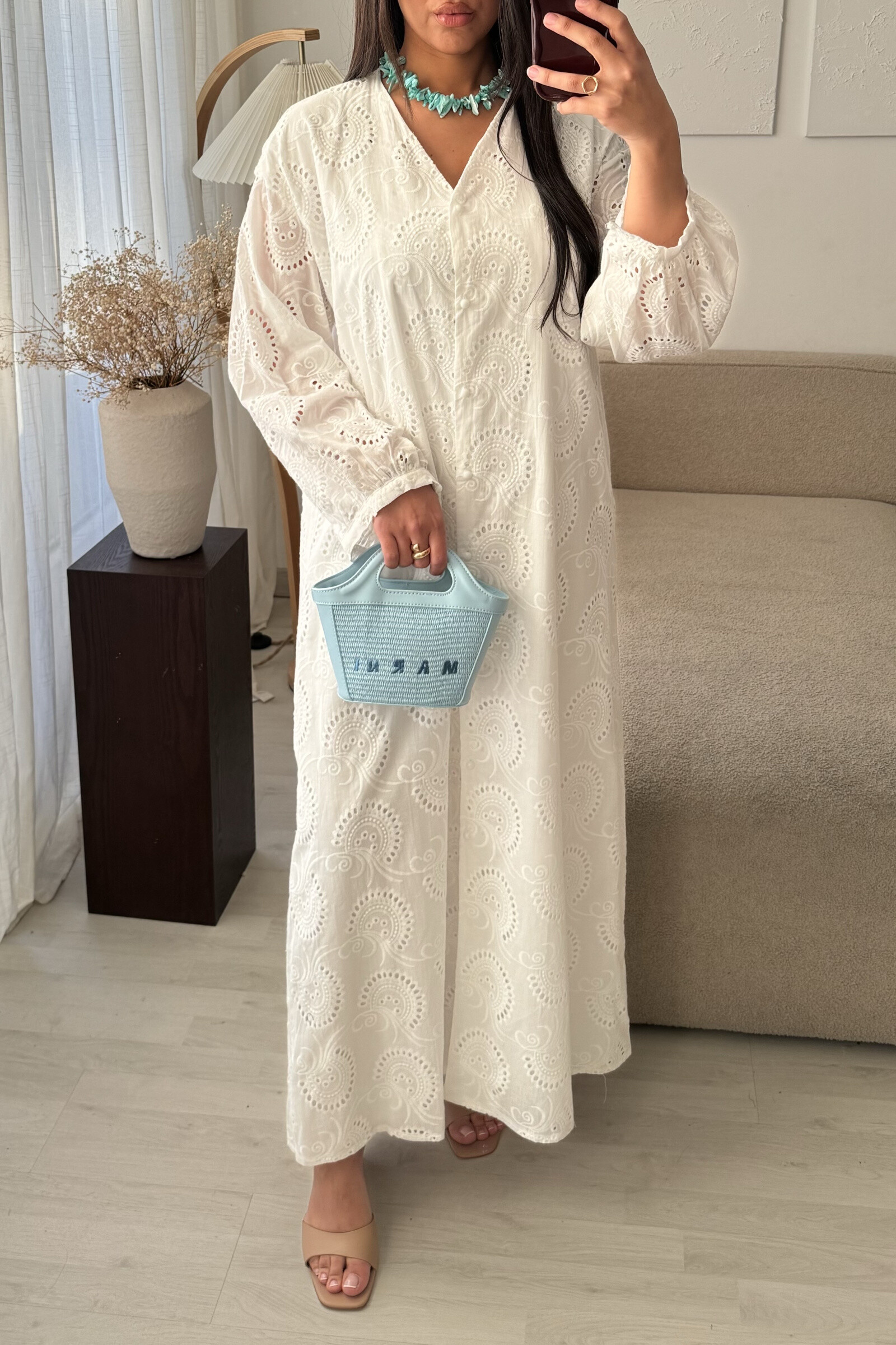 Grossiste White Icy - Robe mastour broderie anglaise, la mannequin mesure 1M68 pour 68 kilos et porte la plus petite taille