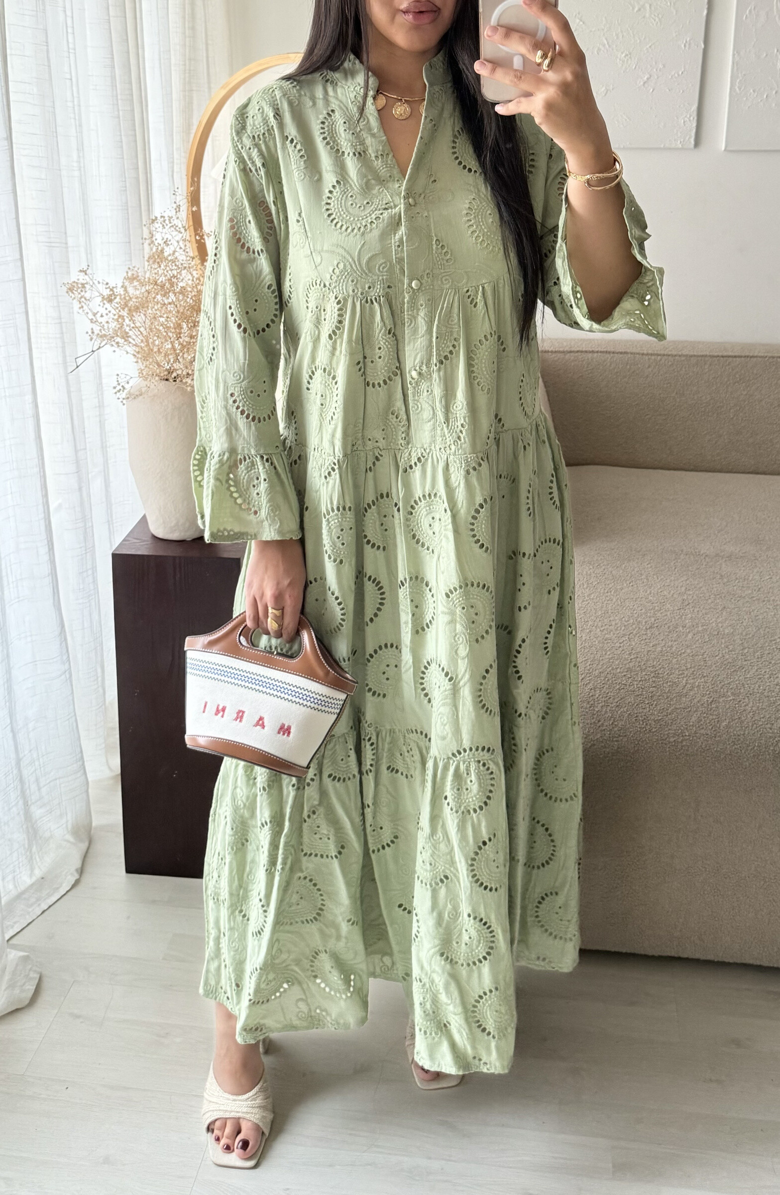 Grossiste White Icy - Longue robe broderie anglaise, la mannequin mesure 1M68 pour 68 kilos et porte la plus petite taille