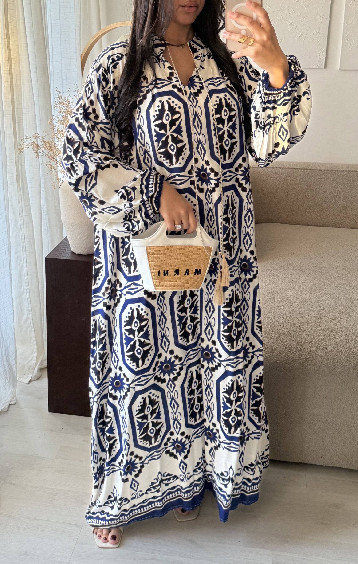 Grossiste White Icy - Robe imprimé, la mannequin mesure 1M68 pour 68 kilos et porte la plus petite taille
