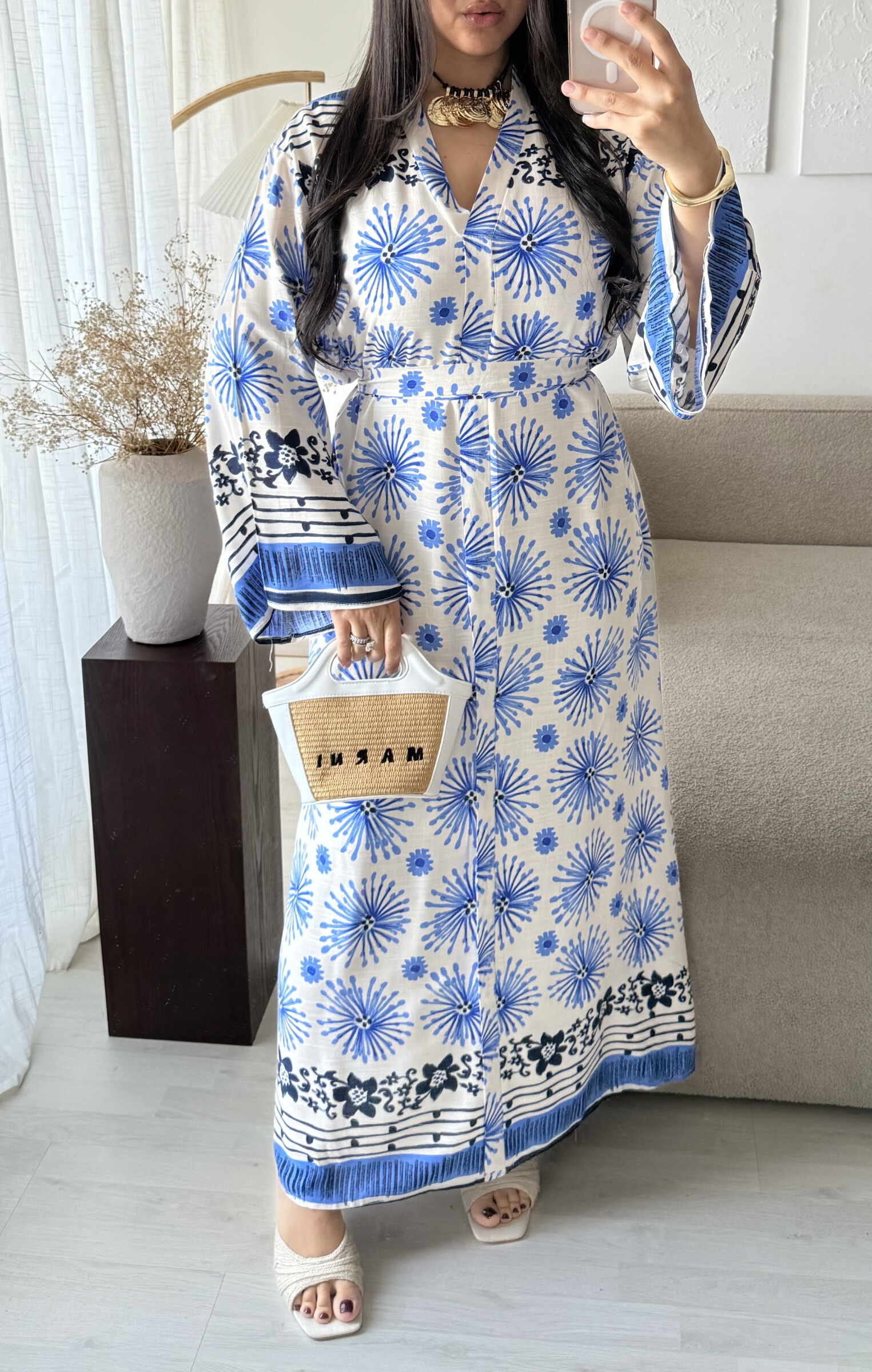 Grossiste White Icy - Robe ceinture col V imprimé, la mannequin mesure 1M68 pour 68 kilos et porte la plus petite taille