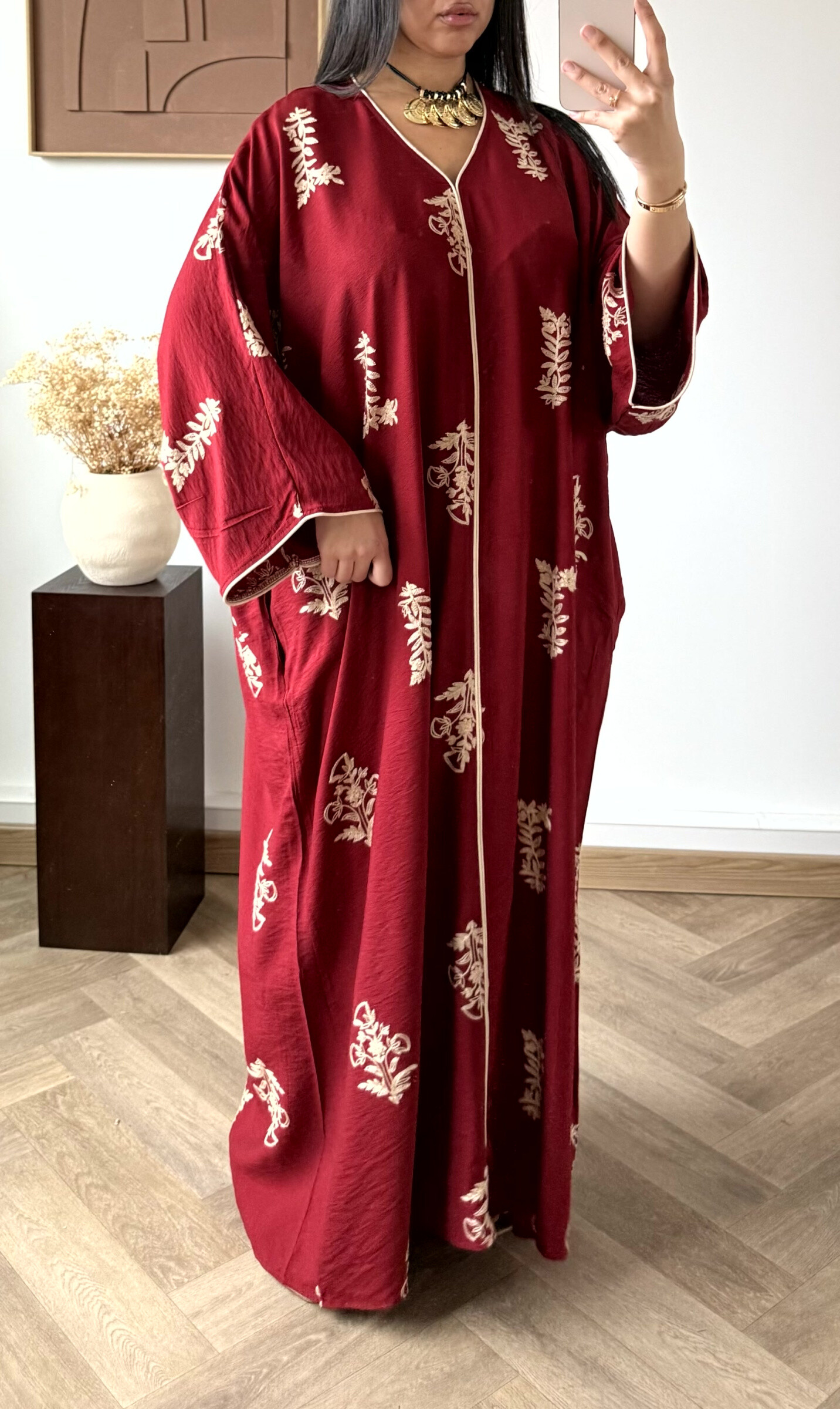 Grossiste White Icy - Robe broderie orientale, la mannequin mesure 1M68 pour 68 kilos et porte la plus petite taille
