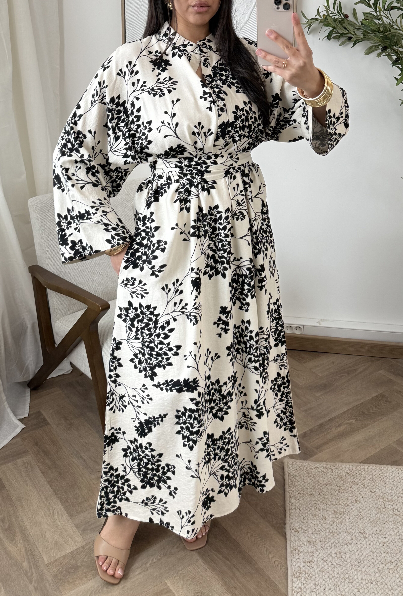 Grossiste White Icy - Robe imprimé coloré, la mannequin mesure 1M68 pour 68 kilos et porte la plus petite taille