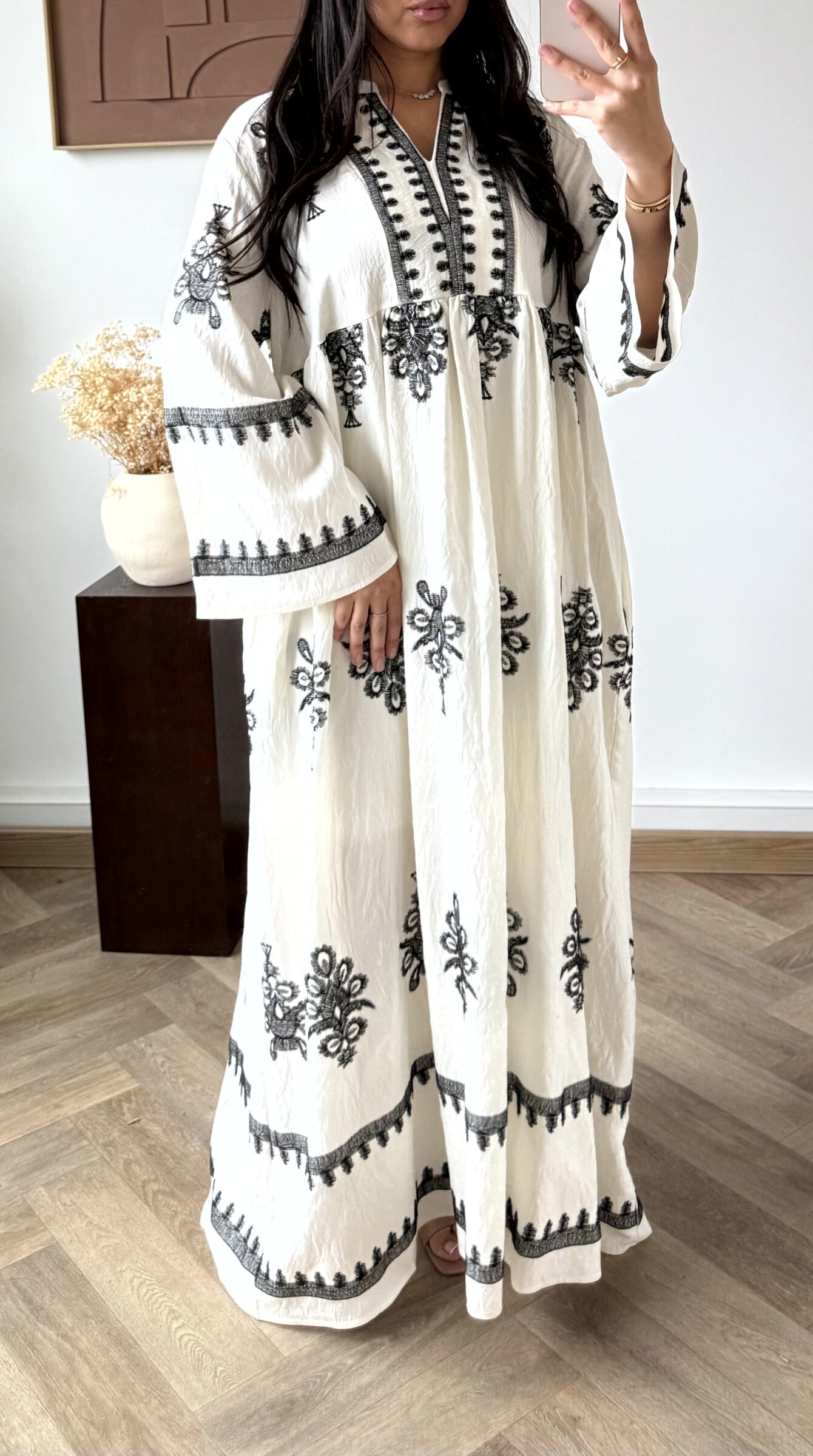 Grossiste White Icy - Robe large broderie orientale, la mannequin mesure 1M68 pour 68 kilos et porte la plus petite taille