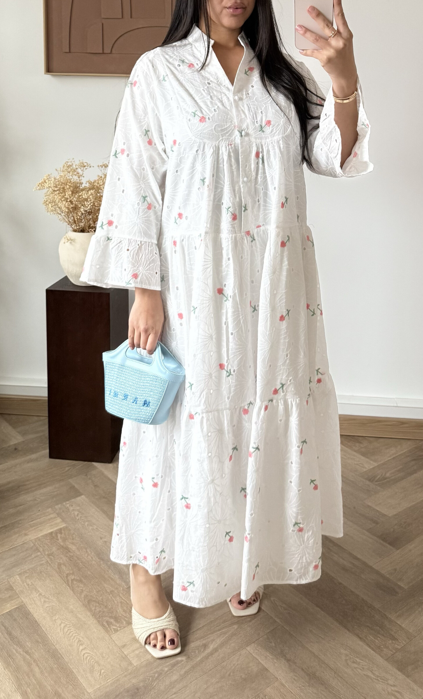 Grossiste White Icy - Robe broderie fleurie, la mannequin mesure 1M68 pour 68 kilos et porte la plus petite taille