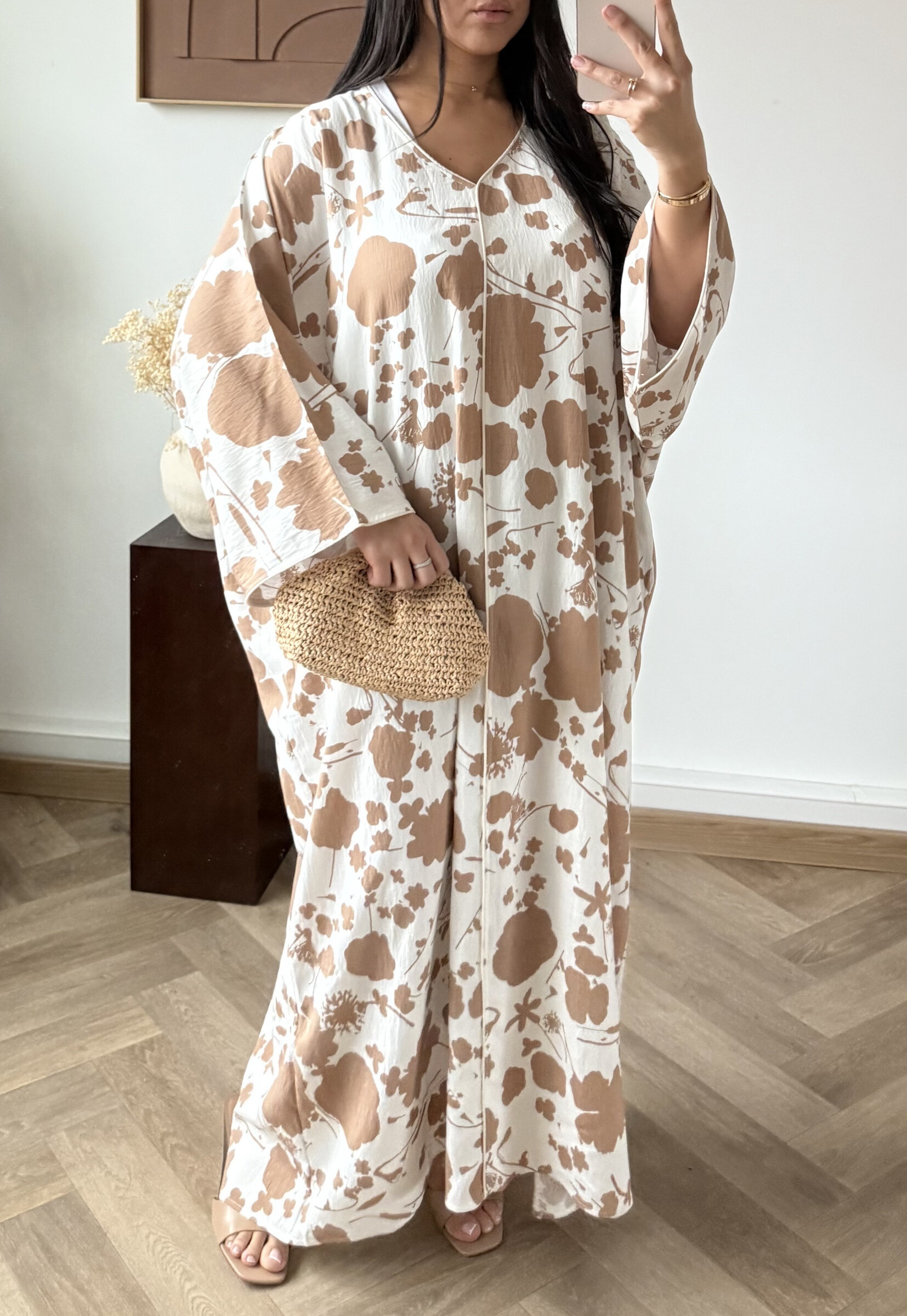 Grossiste White Icy - Robe imprimé coloré, la mannequin mesure 1M68 pour 68 kilos et porte la plus petite taille