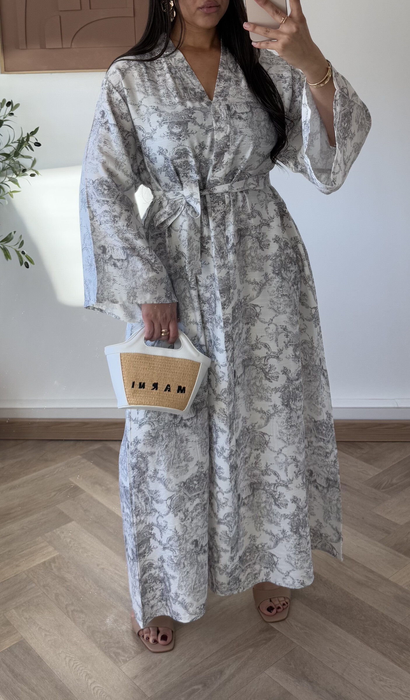 Grossiste White Icy - Robe imprimé avec ceinture, la mannequin mesure 1M68 pour 68 kilos et porte la plus petite taille