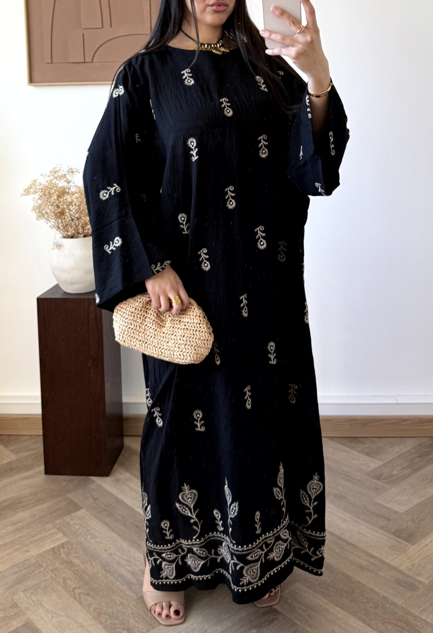 Grossiste White Icy - Robe broderie orientale, la mannequin mesure 1M68 pour 68 kilos et porte la plus petite taille