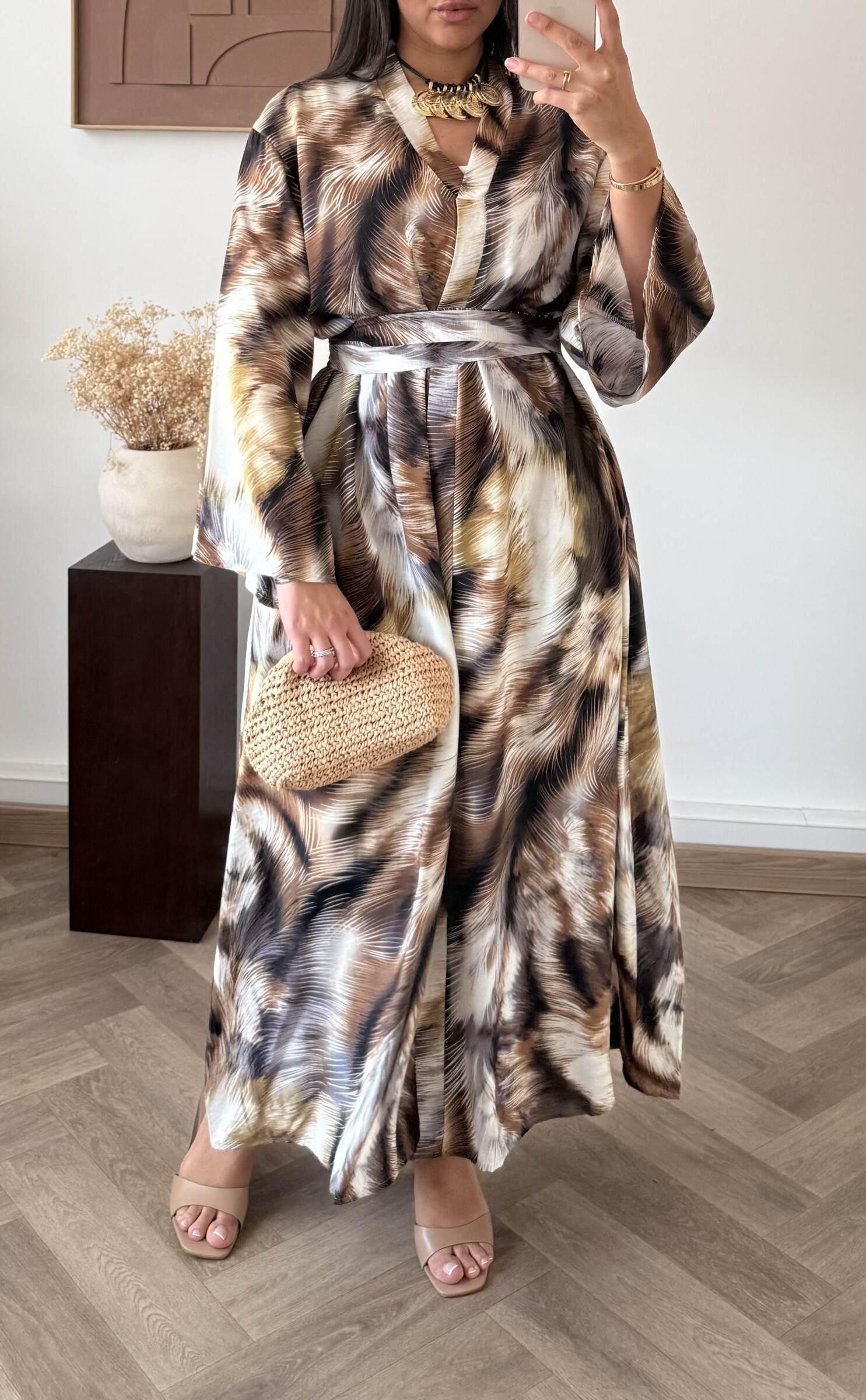 Grossiste White Icy - Robe large imprimé, la mannequin mesure 1M68 pour 68 kilos et porte la plus petite taille