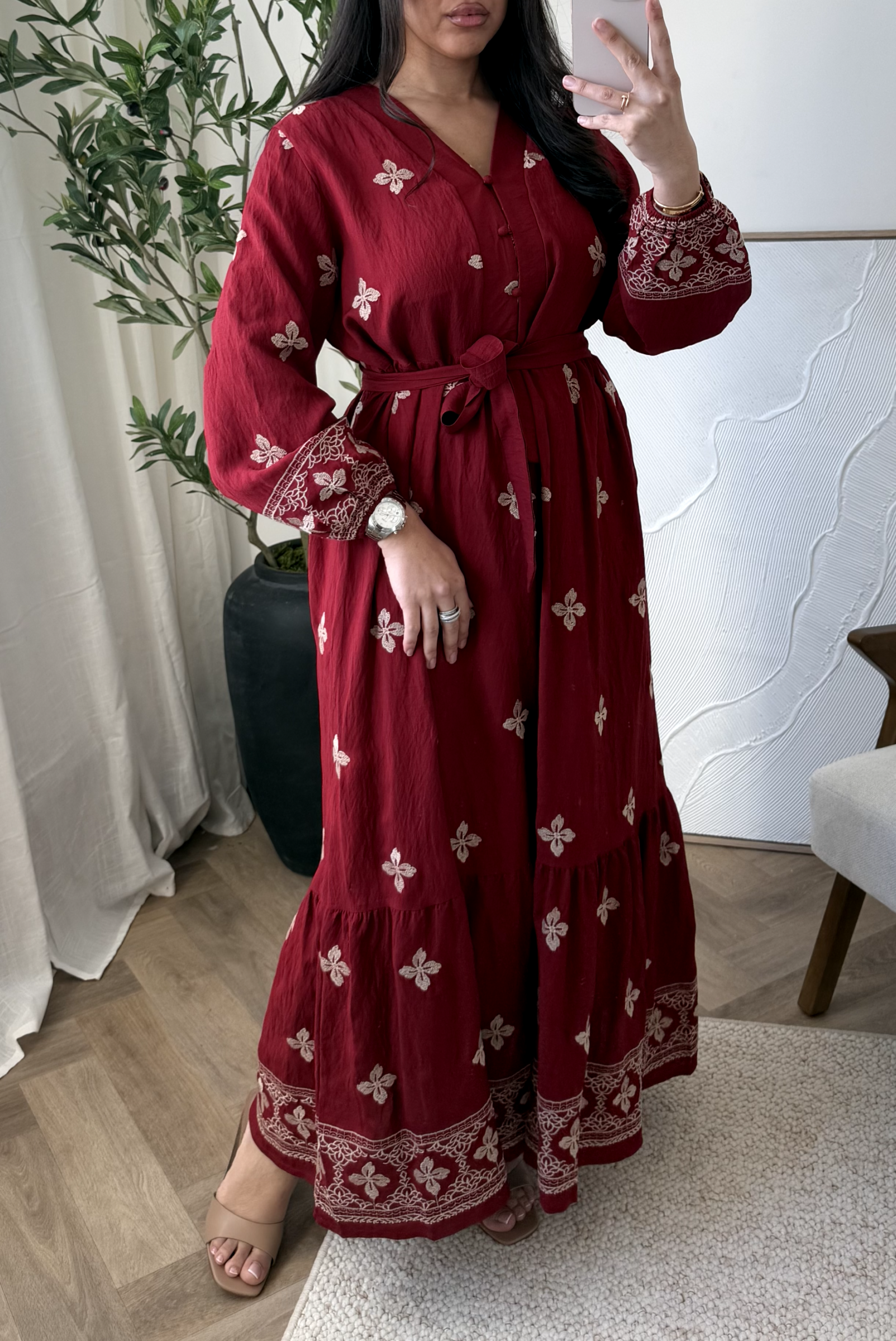Grossiste White Icy - Robe large broderie orientale, la mannequin mesure 1M68 pour 68 kilos et porte la plus petite taille