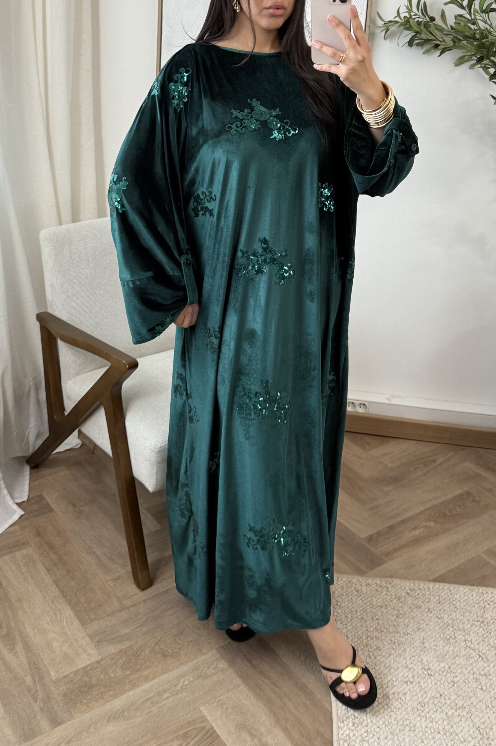Grossiste White Icy - Robe abaya en velour, la mannequin mesure 1M68 pour 68 kilos et porte la plus petite taille