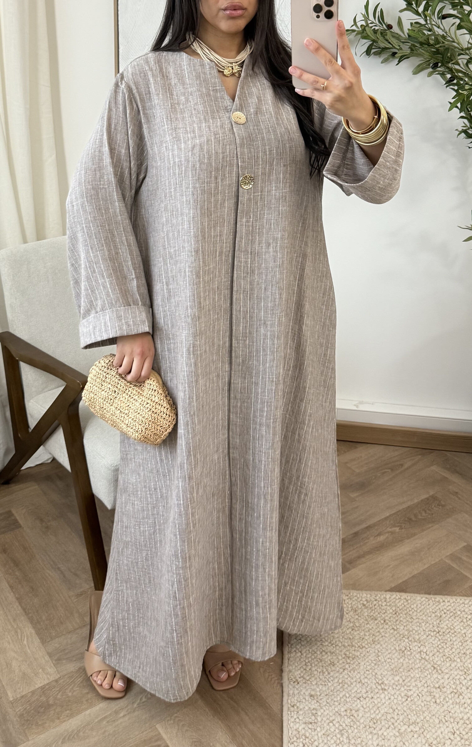 Grossiste White Icy - Robe boutonné en or, la mannequin mesure 1M68 pour 68 kilos et porte la plus petite taille