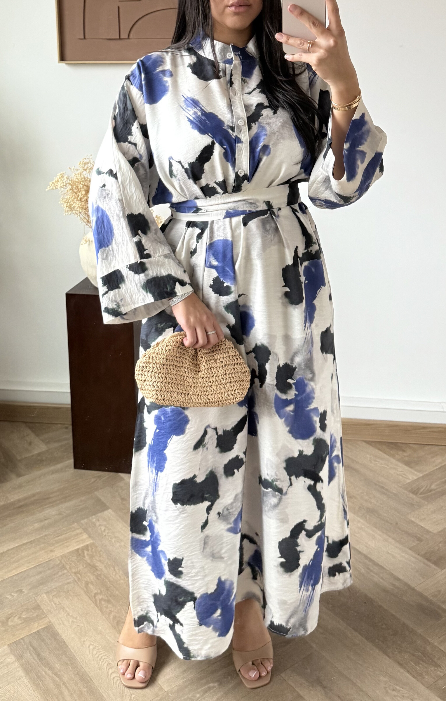 Grossiste White Icy - Robe imprimé coloré, la mannequin mesure 1M68 pour 68 kilos et porte la plus petite taille