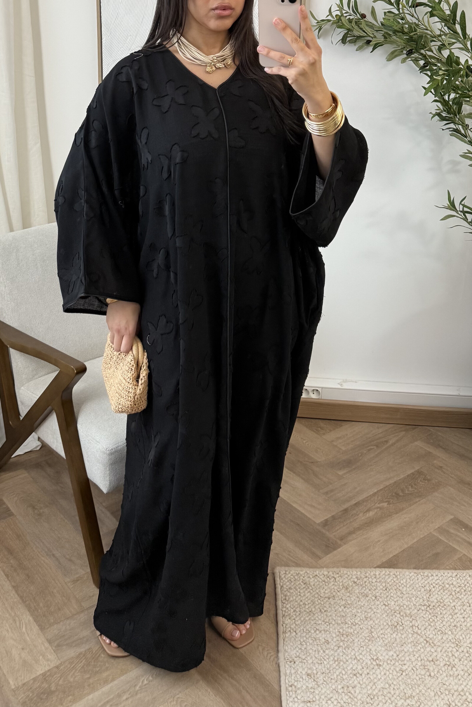 Grossiste White Icy - Robe large broderie papillon, la mannequin mesure 1M68 pour 68 kilos et porte la plus petite taille