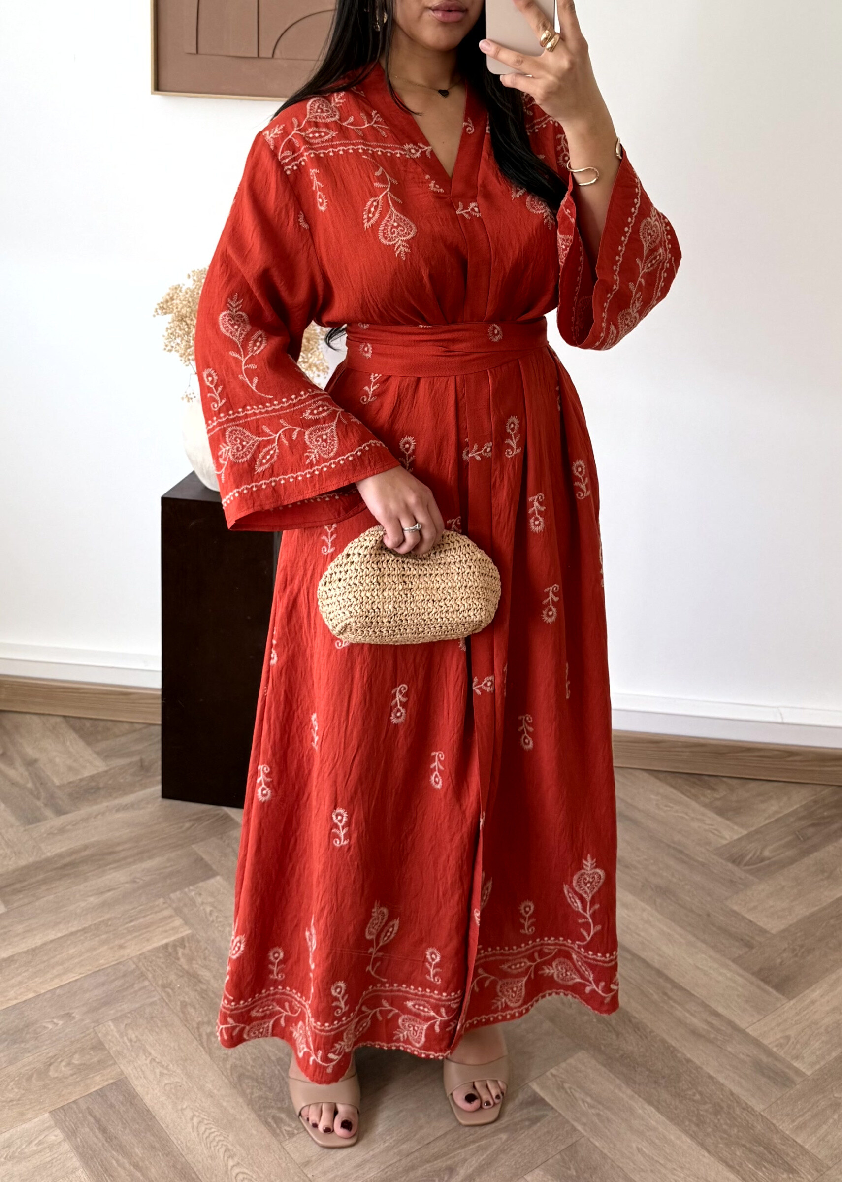 Grossiste White Icy - Robe broderie orientale, la mannequin mesure 1M68 pour 68 kilos et porte la plus petite taille