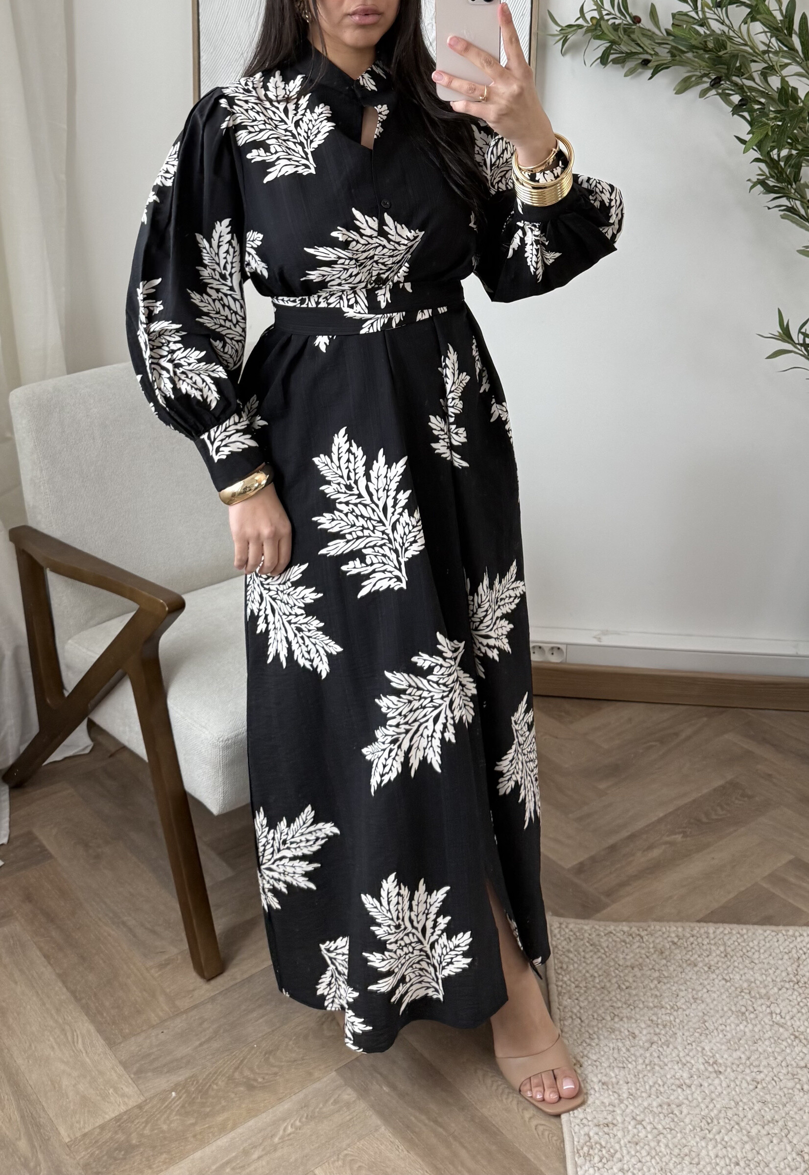 Grossiste White Icy - Robe imprimé coloré, la mannequin mesure 1M68 pour 68 kilos et porte la plus petite taille