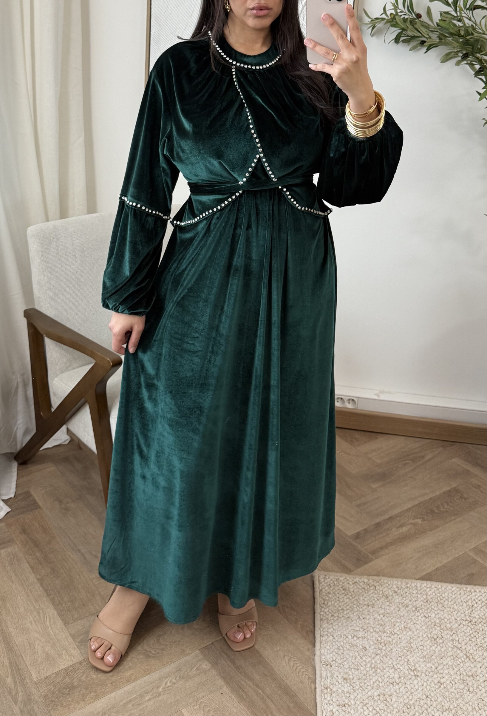 Grossiste White Icy - Robe abaya en velour, la mannequin mesure 1M68 pour 68 kilos et porte la plus petite taille