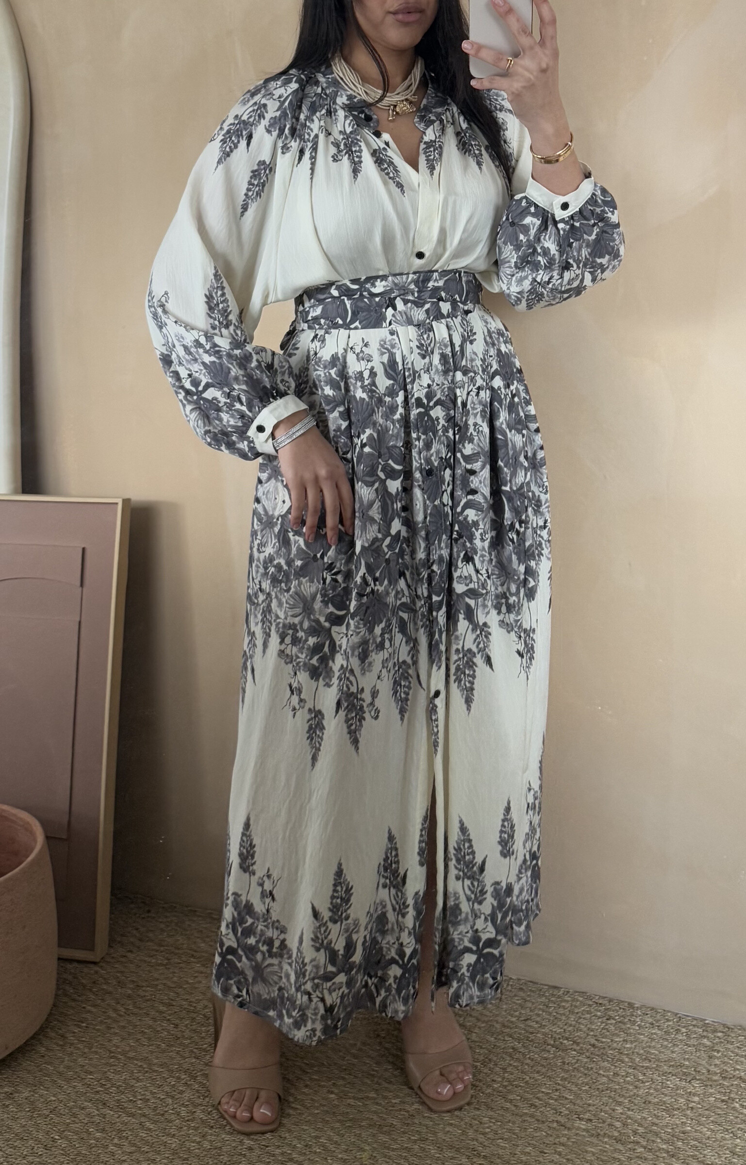 Grossiste White Icy - Robe imprimé coloré, la mannequin mesure 1M68 pour 68 kilos et porte la plus petite taille