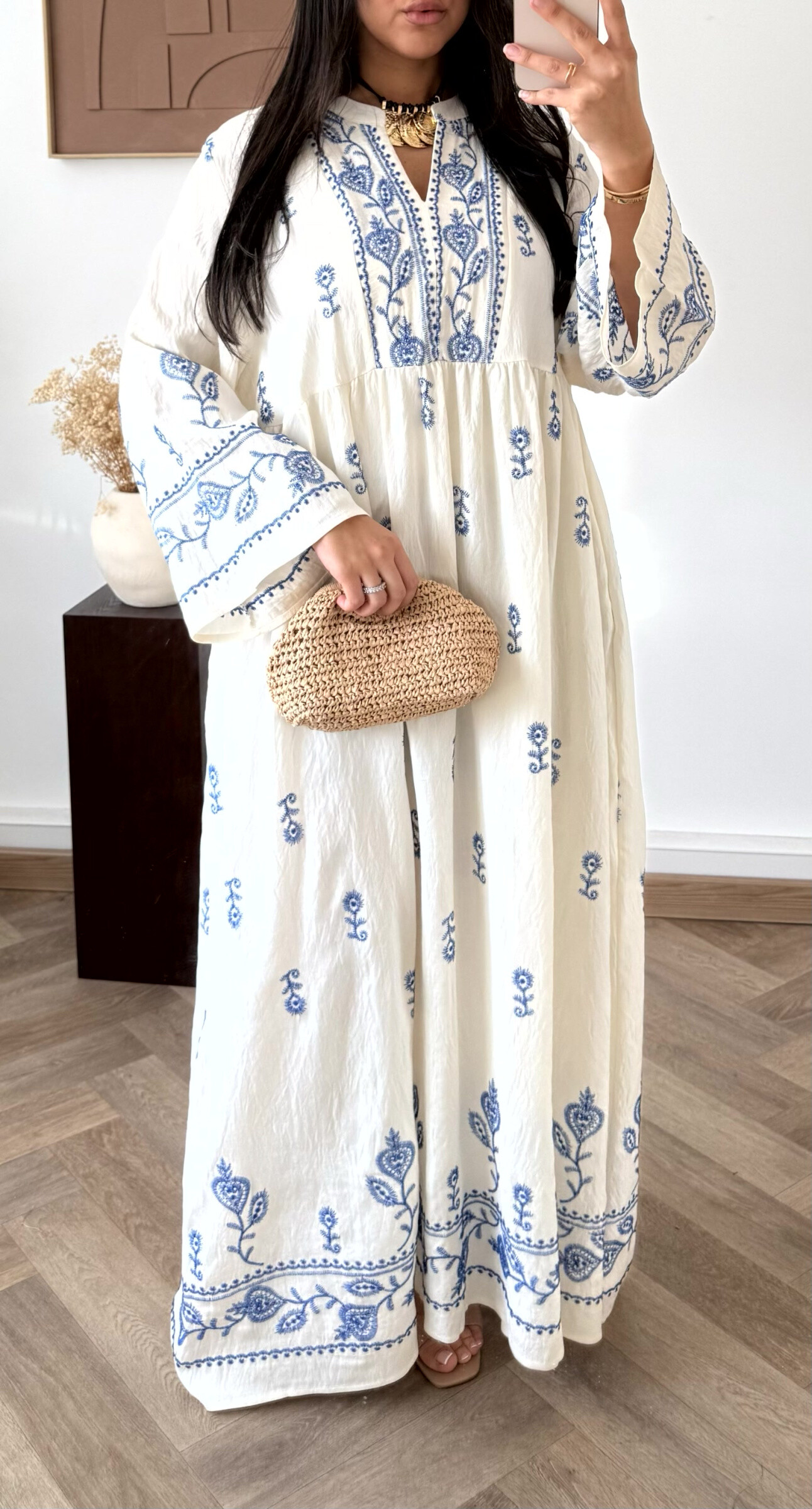 Grossiste White Icy - Robe broderie orientale, la mannequin mesure 1M68 pour 68 kilos et porte la plus petite taille