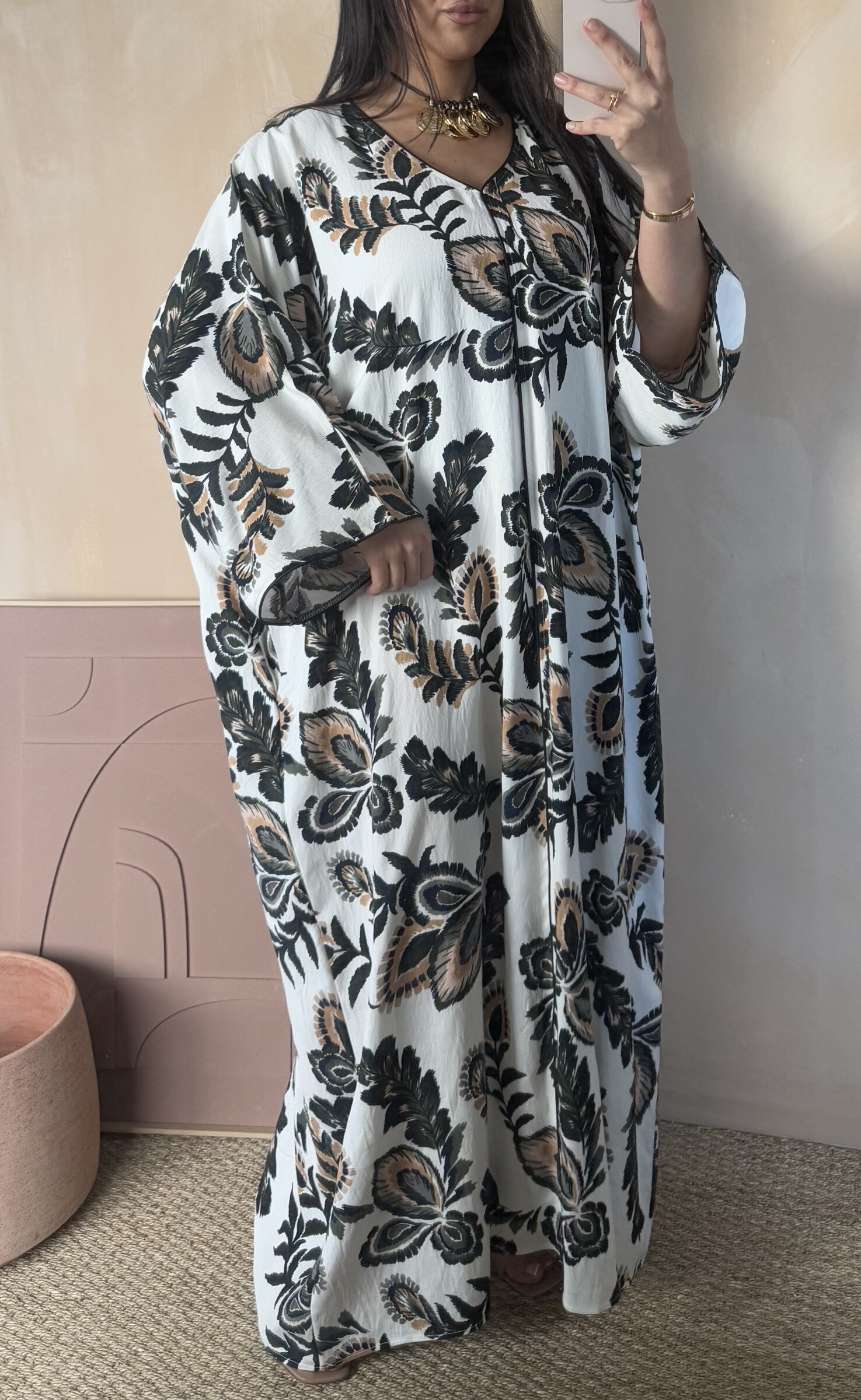 Grossiste White Icy - Robe imprimé coloré, la mannequin mesure 1M68 pour 68 kilos et porte la plus petite taille