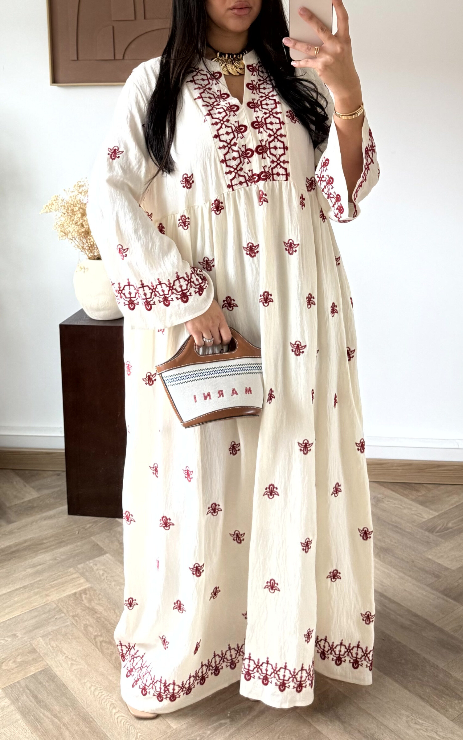 Grossiste White Icy - Robe large broderie orientale, la mannequin mesure 1M68 pour 68 kilos et porte la plus petite taille