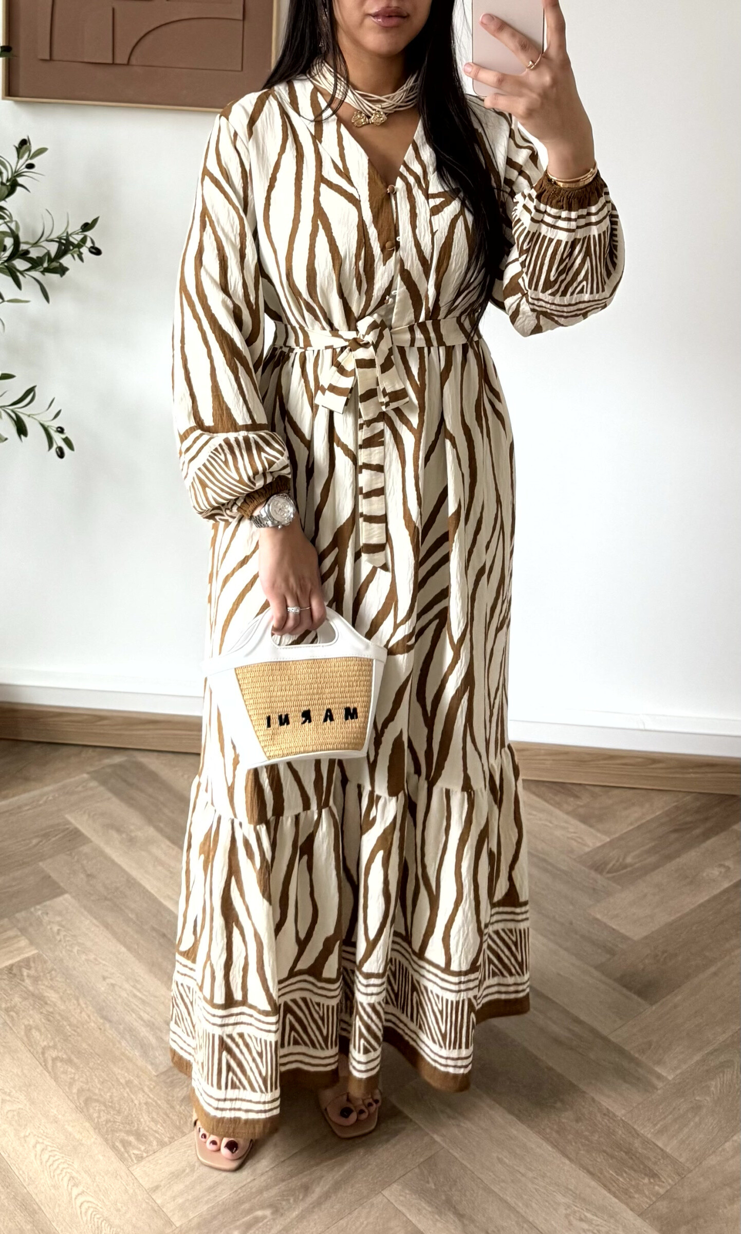 Grossiste White Icy - Robe imprimé coloré, la mannequin mesure 1M68 pour 68 kilos et porte la plus petite taille