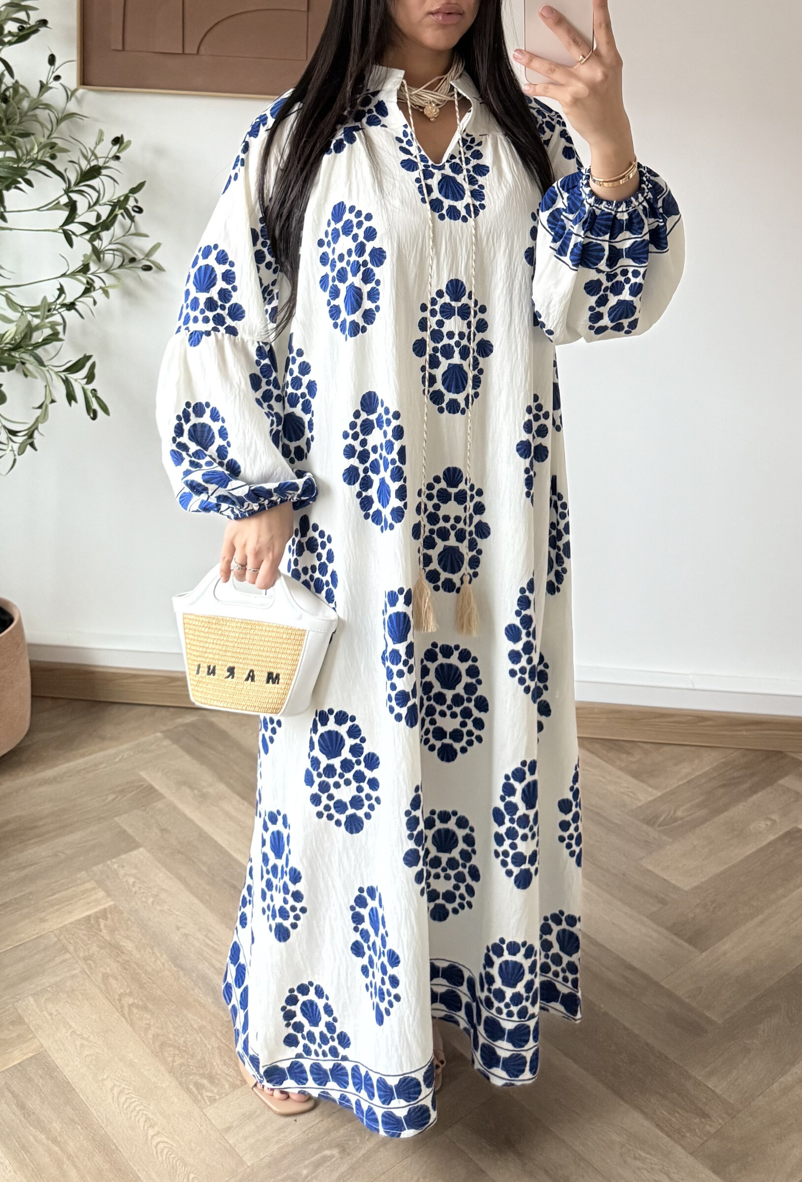 Grossiste White Icy - Robe imprimé, la mannequin mesure 1M68 pour 68 kilos et porte la plus petite taille