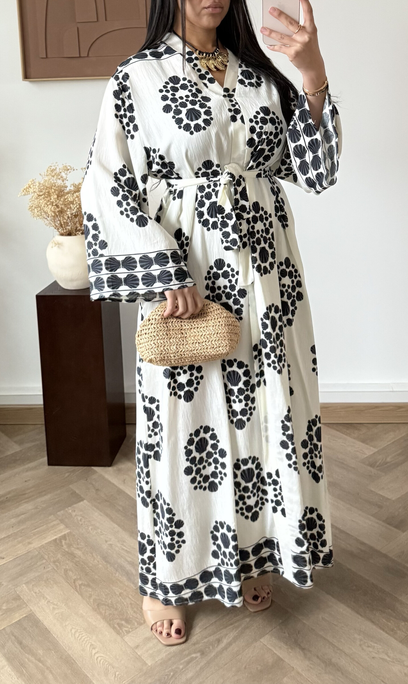 Grossiste White Icy - Robe imprimé avec ceinture, la mannequin mesure 1M68 pour 68 kilos et porte la plus petite taille
