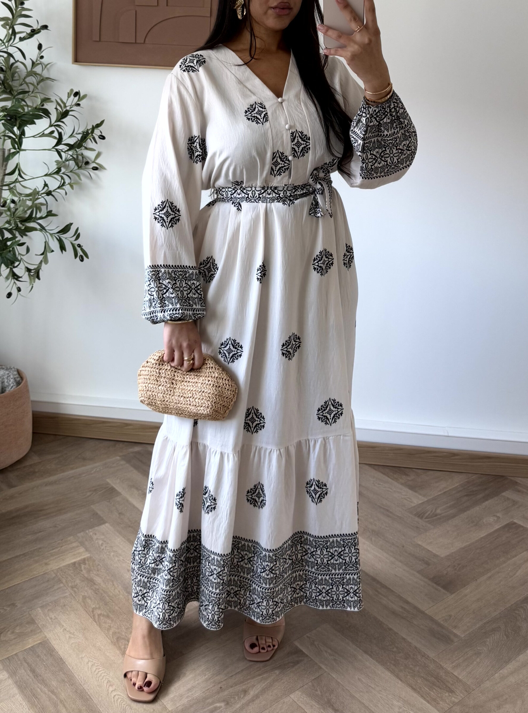 Grossiste White Icy - Robe large imprimé, la mannequin mesure 1M68 pour 68 kilos et porte la plus petite taille