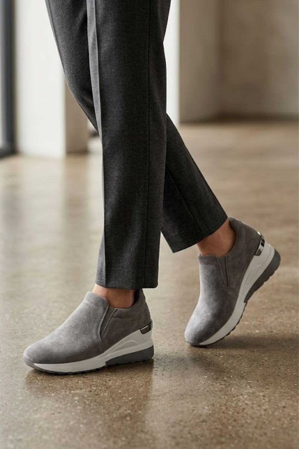 Mayorista WILADY - Zapatillas slip-on con cuña y detalle metálico