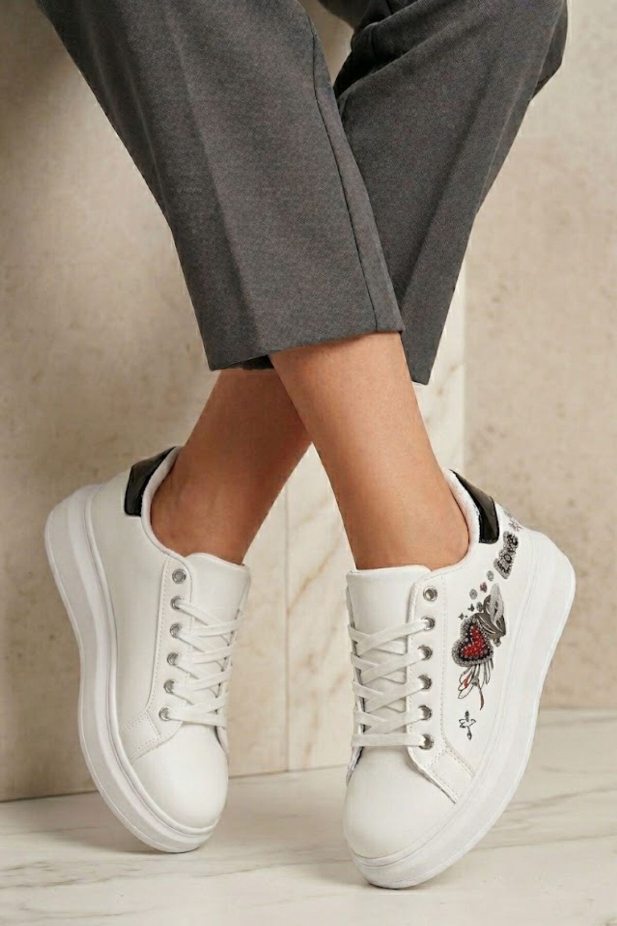 Grossiste WILADY - Baskets avec ornements et motifs
