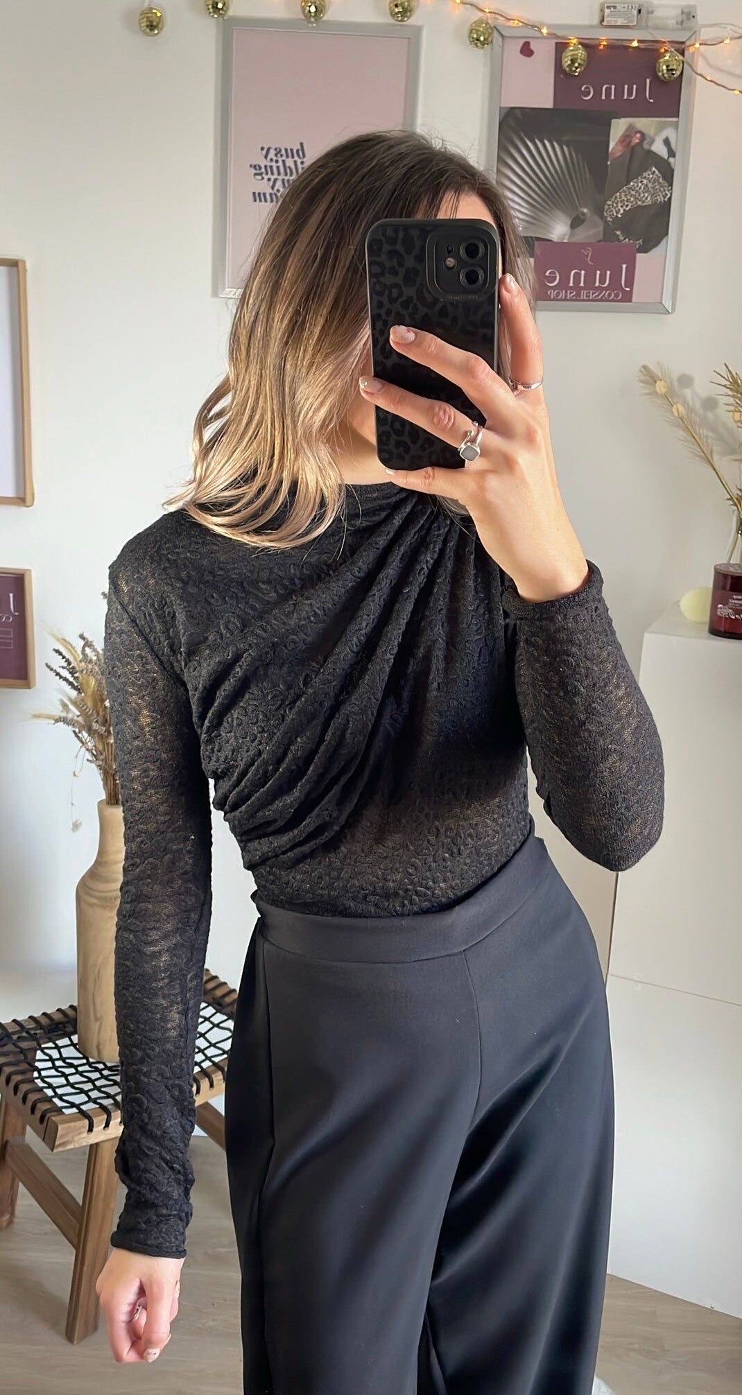 Body chic moulant en dentelle avec manches longues, idéal pour l'automne. Fabriqué en Italie, 97% polyester, 3% élasthanne.