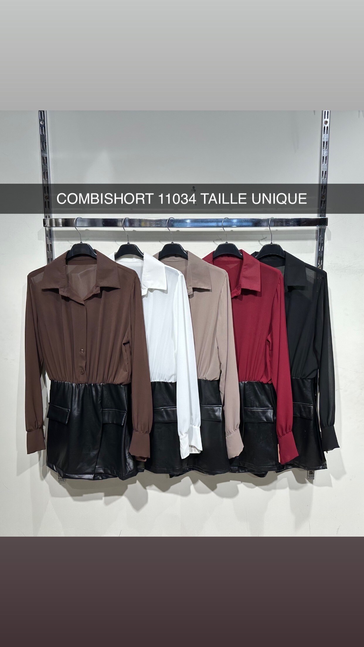 Tunique bi-matière élégante, haut fluide en polyester et bas simili cuir, pratiques poches avant. Idéale pour l'automne/hiver. Fabriquée en Italie.