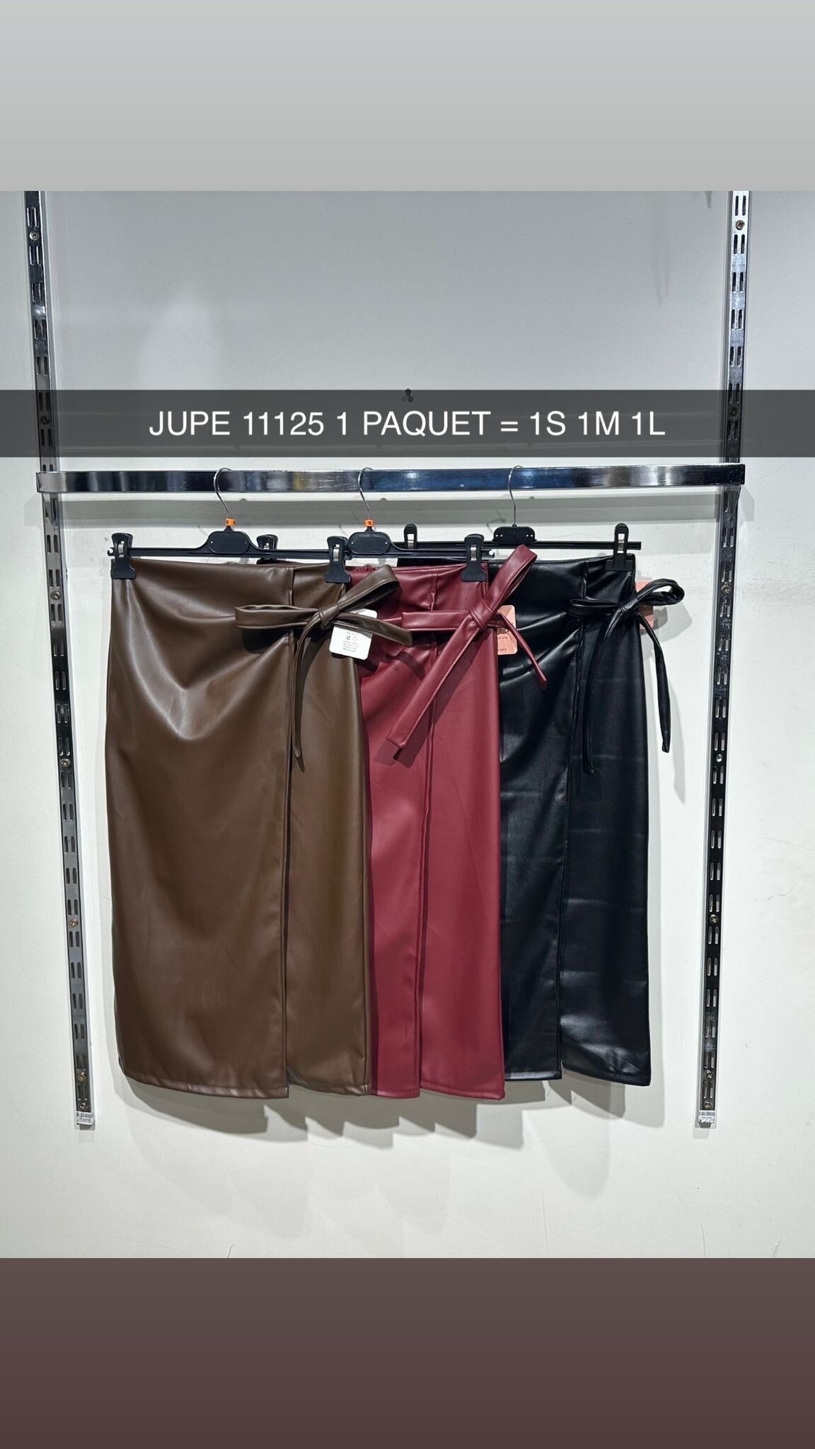Jupe midi en simili cuir chic, ceinture élégante, idéale pour automne/hiver. Fabriquée en Italie. Mélange durable de P.U. et polyester. Disponible en 3 coloris.