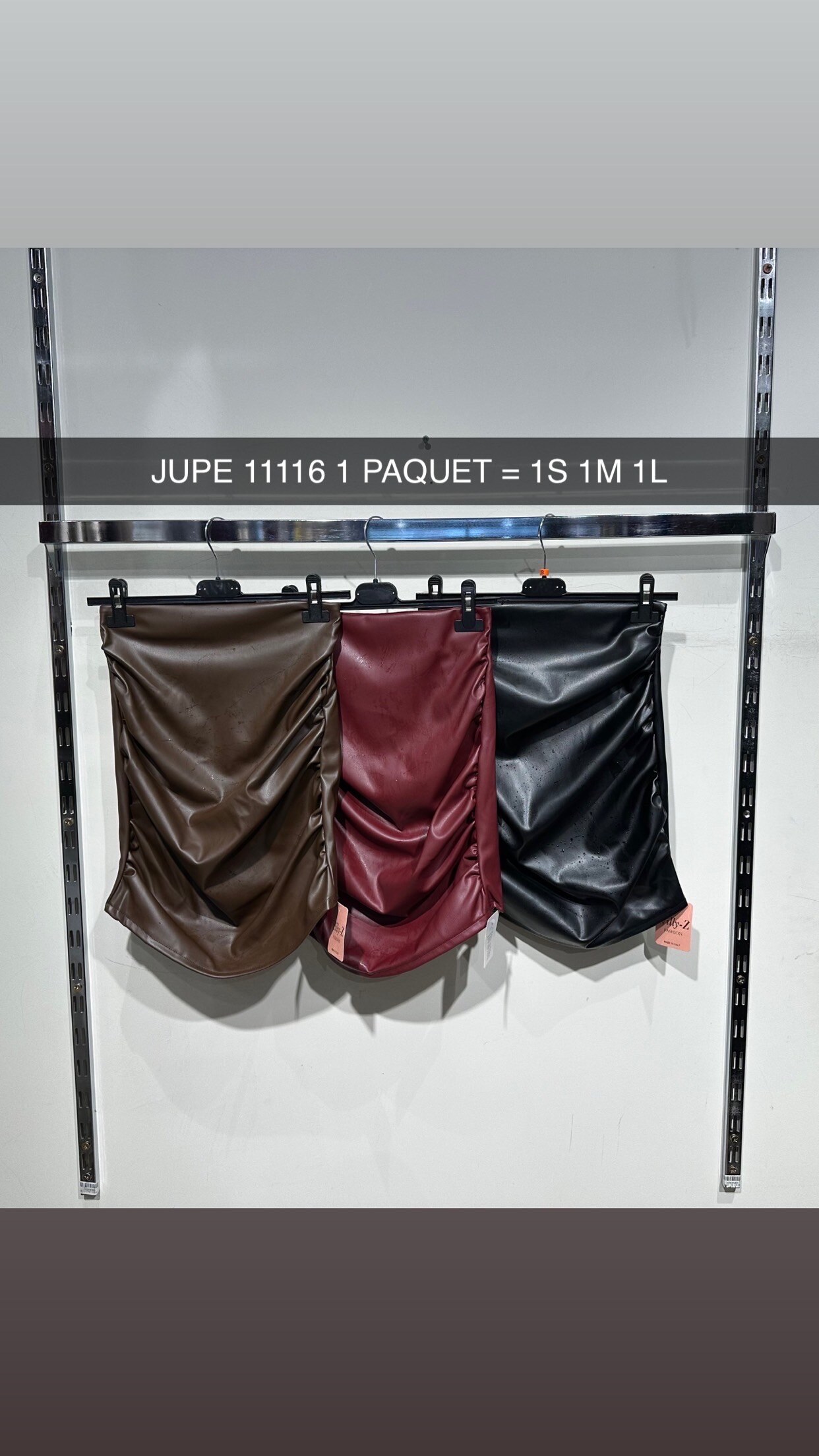 Jupe en simili cuir italienne, coupe droite drapée, idéale pour l'automne/hiver. Confectionnée en PU et polyester. Parfaite pour une allure élégante.