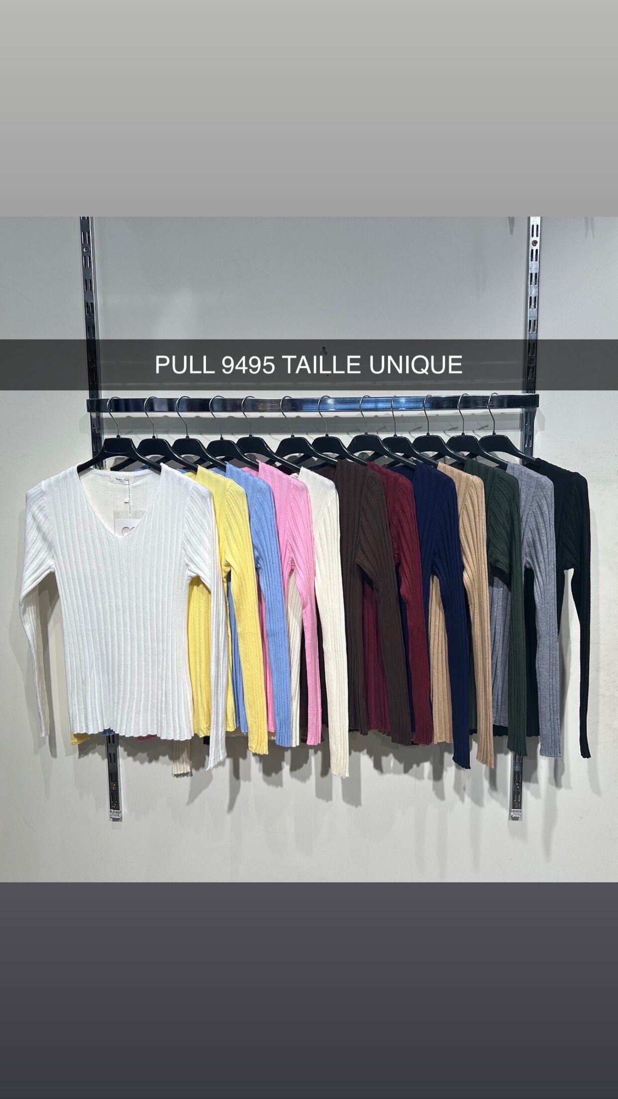 Pull fin côtelé multicolore, col V, manches longues, fabriqué en Italie. Idéal pour le printemps, en viscose, polyester et nylon.