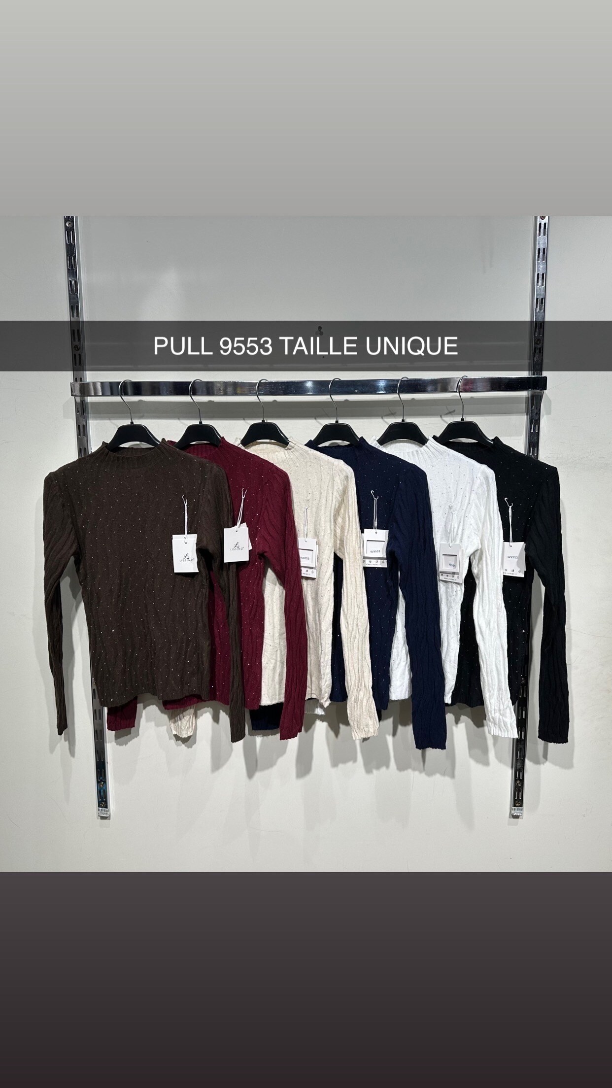 Pull côtelé strassé en viscose mélangée, idéal pour l'automne/hiver. Confectionné en Italie, allie confort et élégance.