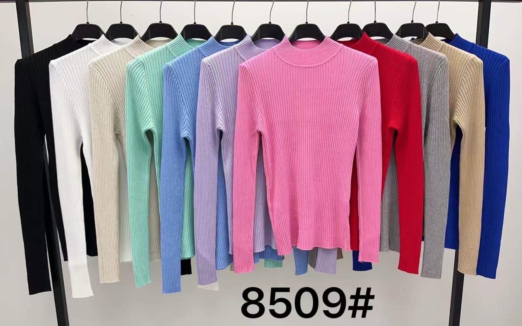 Pull côtelé élégant pour femme, col montant, fabriqué en Italie. Idéal pour le printemps, composé de viscose, polyester et nylon.