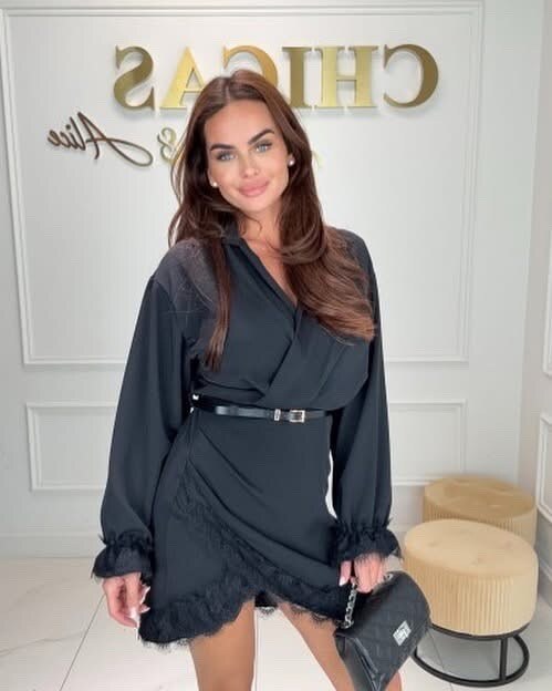 Élégante robe cache-cœur en satin italien, finie avec dentelle délicate, idéale pour l'automne.